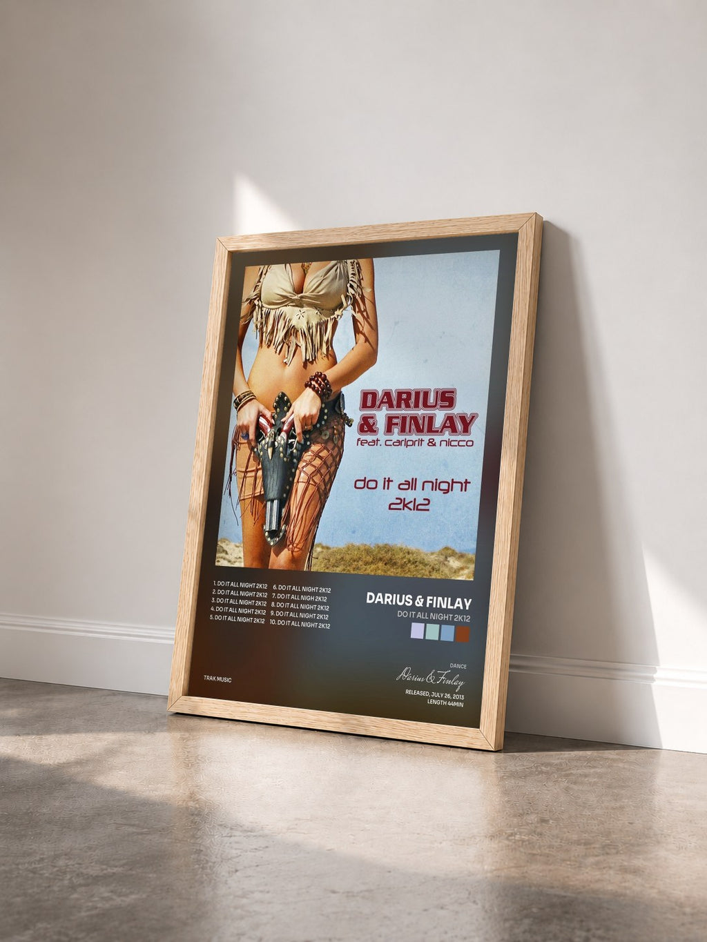 #bois Tableau de l'album Do It All Night 2K12 de Darius & Finlay vu de trois quarts, cadre en bois brut