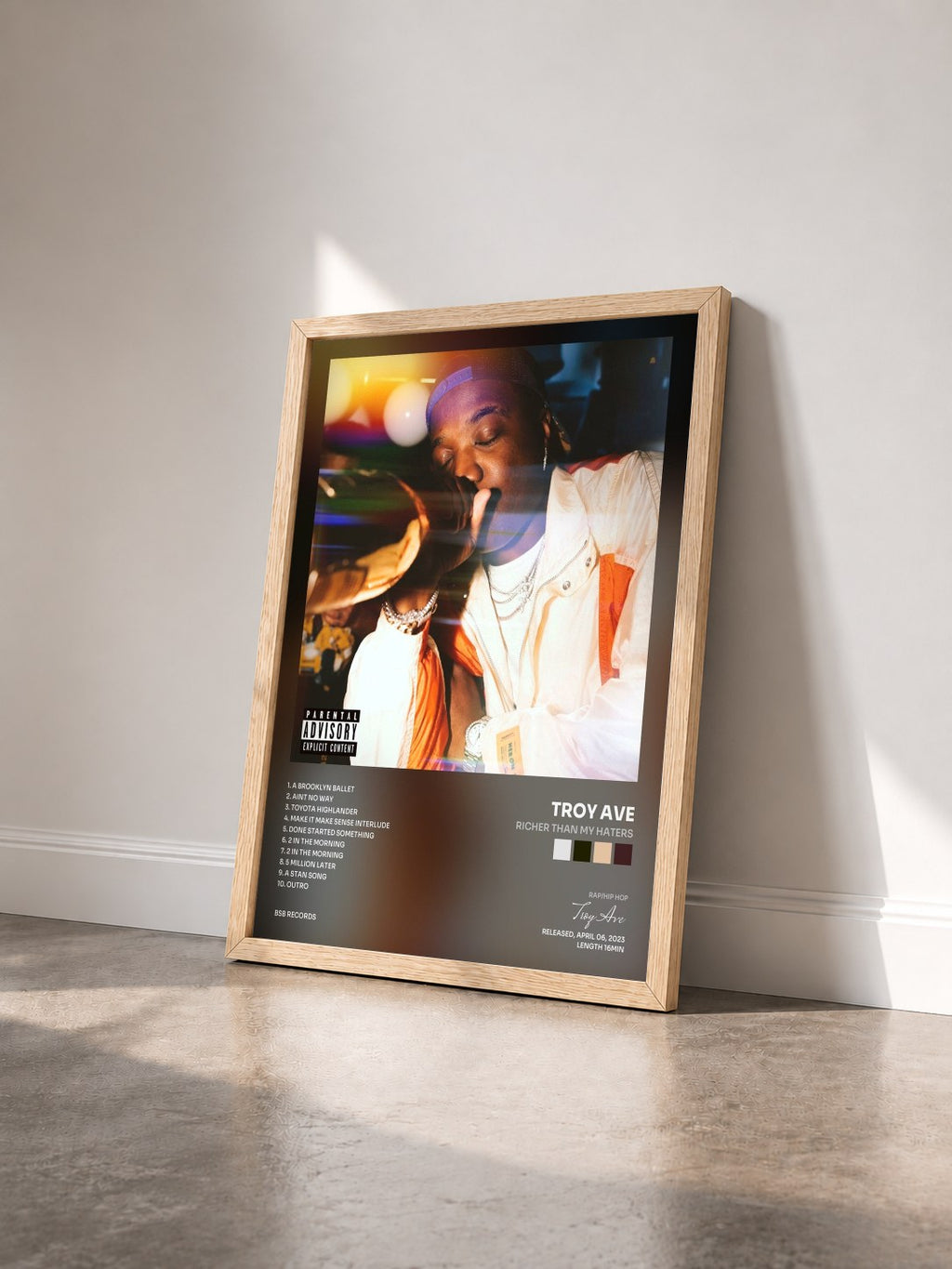 #bois Tableau de l'album Richer Than My Haters de Troy Ave vu de trois quarts, cadre en bois brut