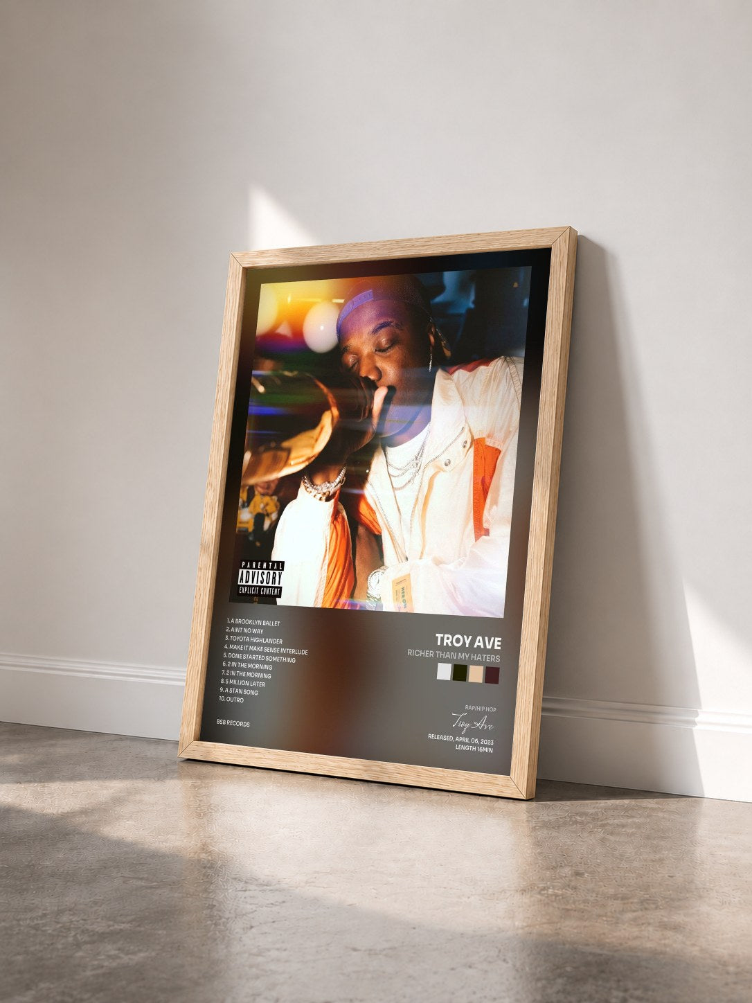 #bois Tableau de l'album Richer Than My Haters de Troy Ave vu de trois quarts, cadre en bois brut