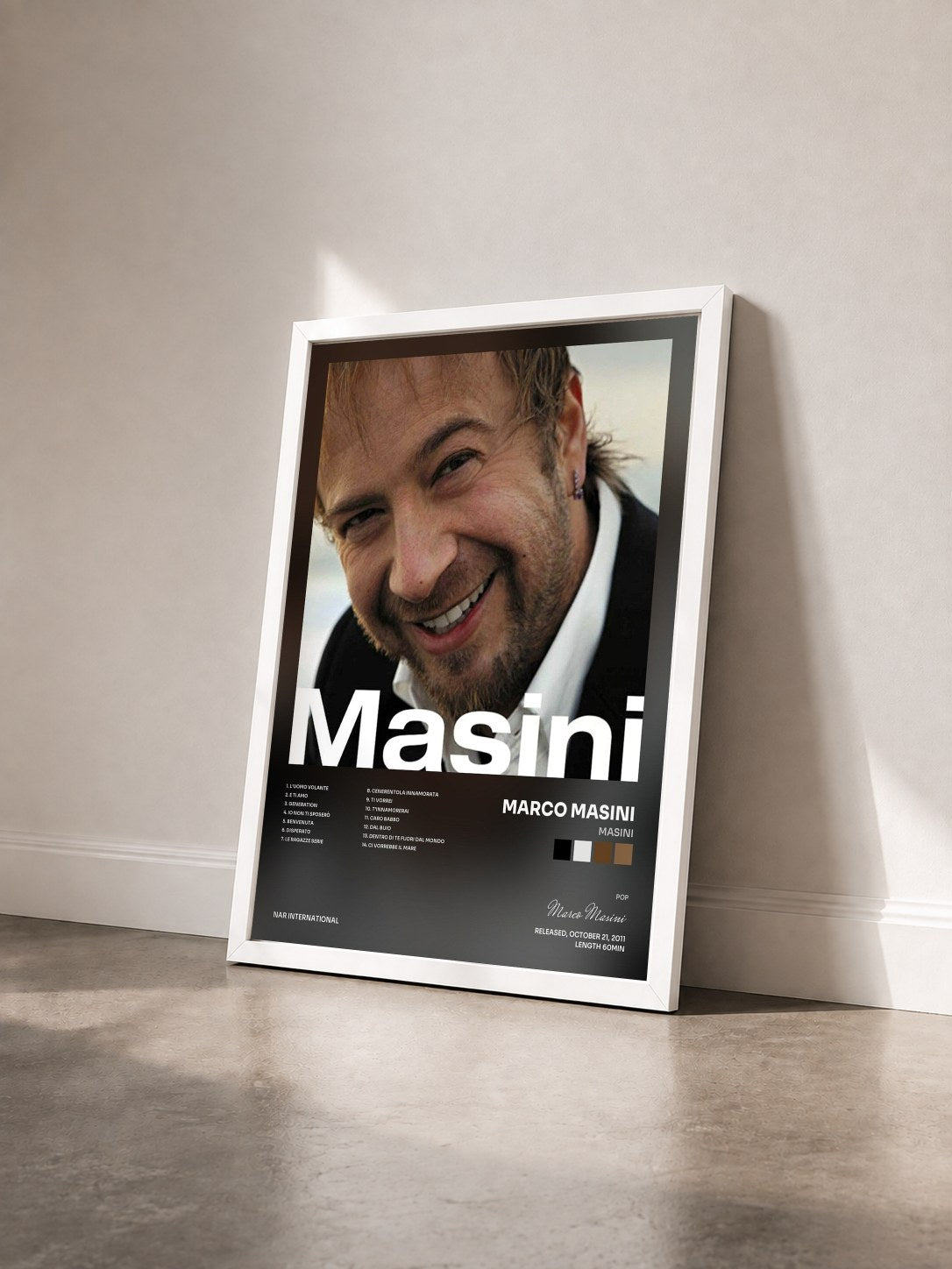 #blanc Tableau de l'album Masini de Marco Masini vu de trois quarts, cadre blanc