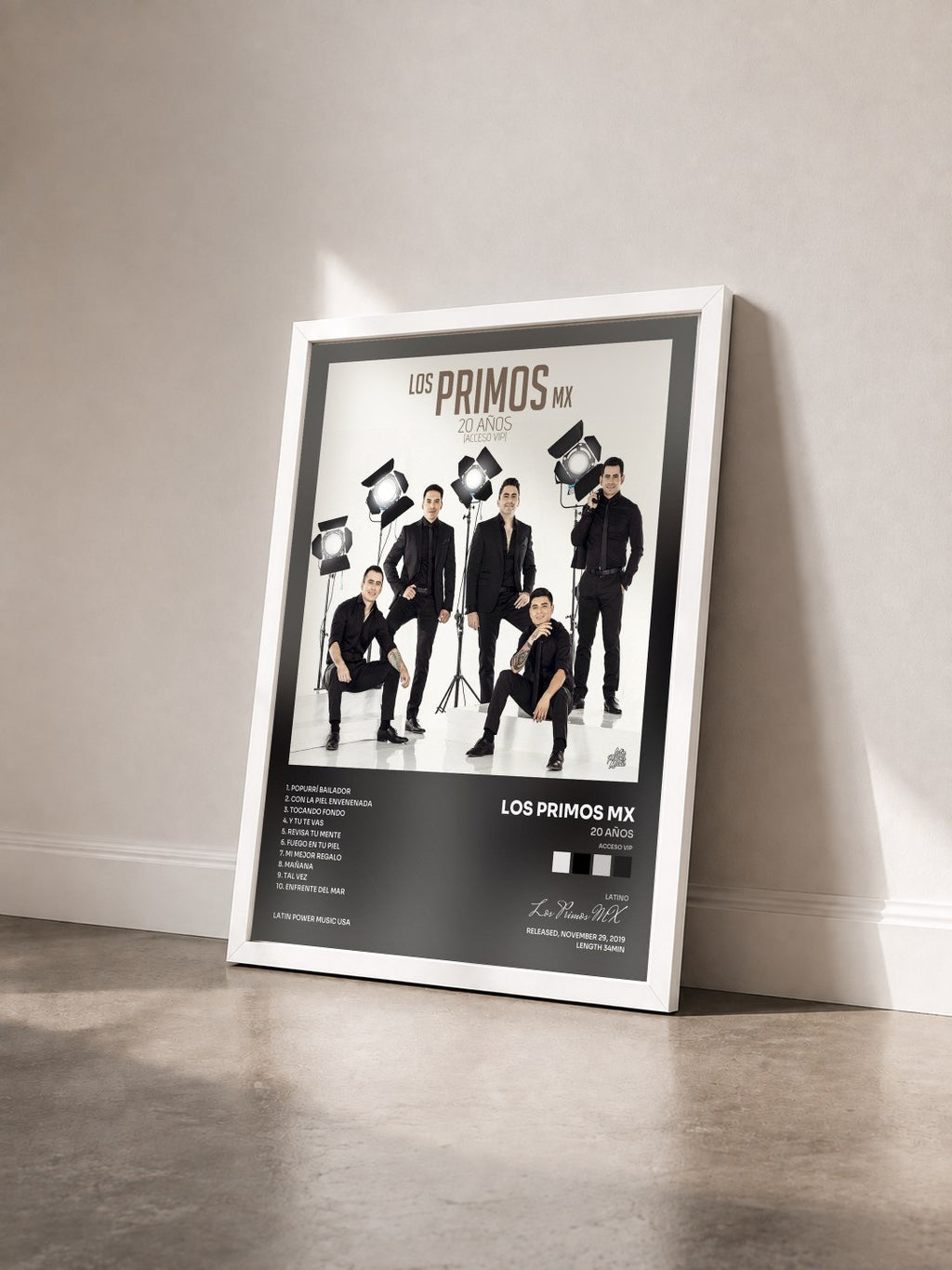 #blanc Tableau de l'album 20 Años (Acceso VIP) de Los Primos MX vu de trois quarts, cadre blanc