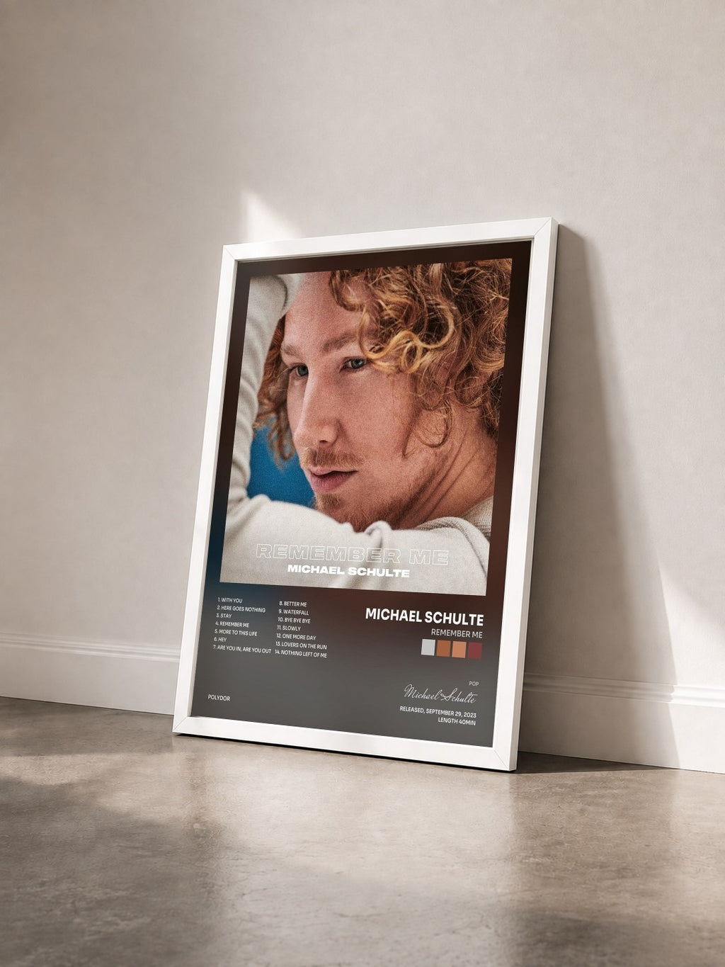 #blanc Tableau de l'album Remember Me de Michael Schulte vu de trois quarts, cadre blanc