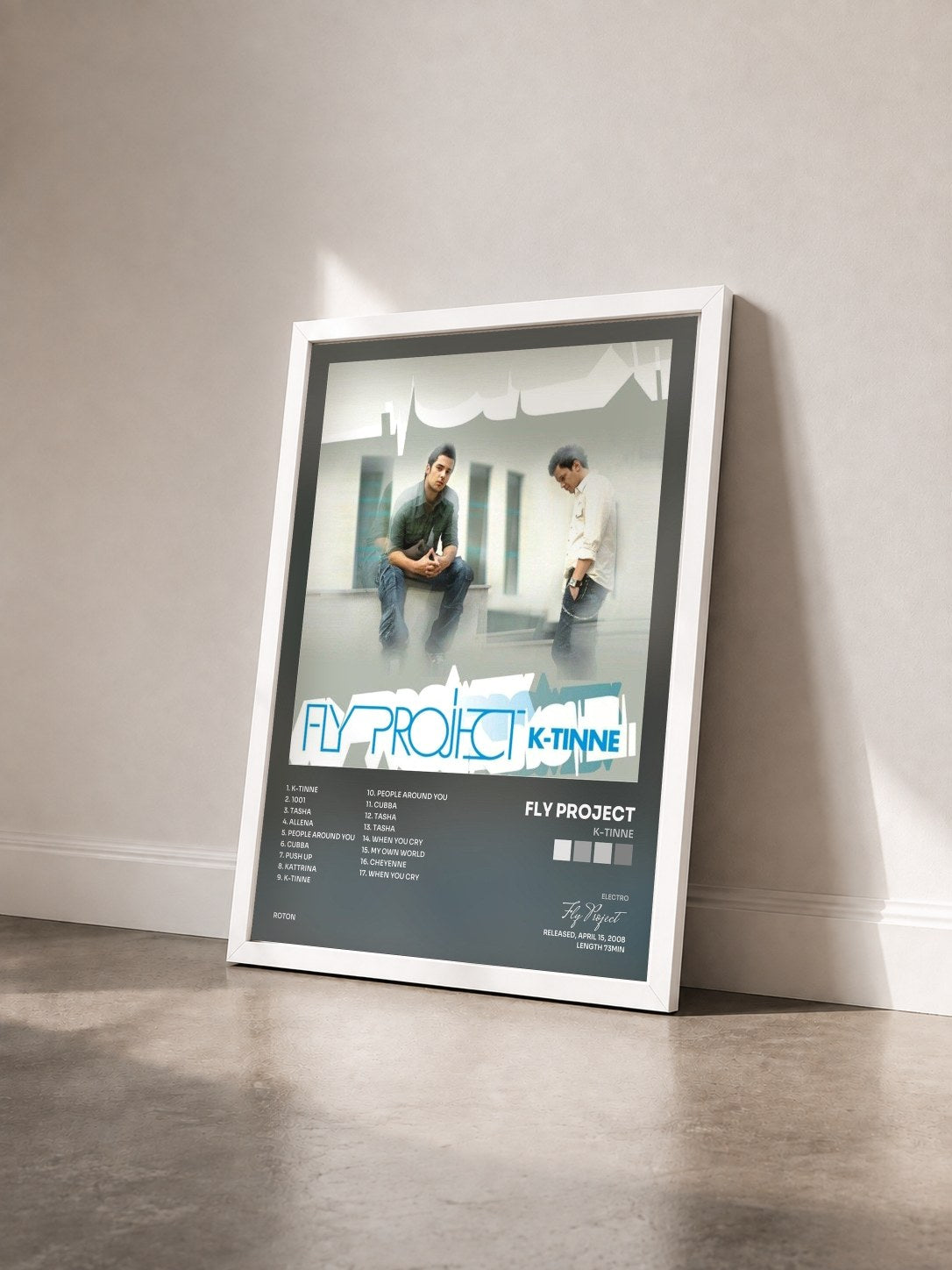 #blanc Tableau de l'album K-Tinne de Fly Project vu de trois quarts, cadre blanc