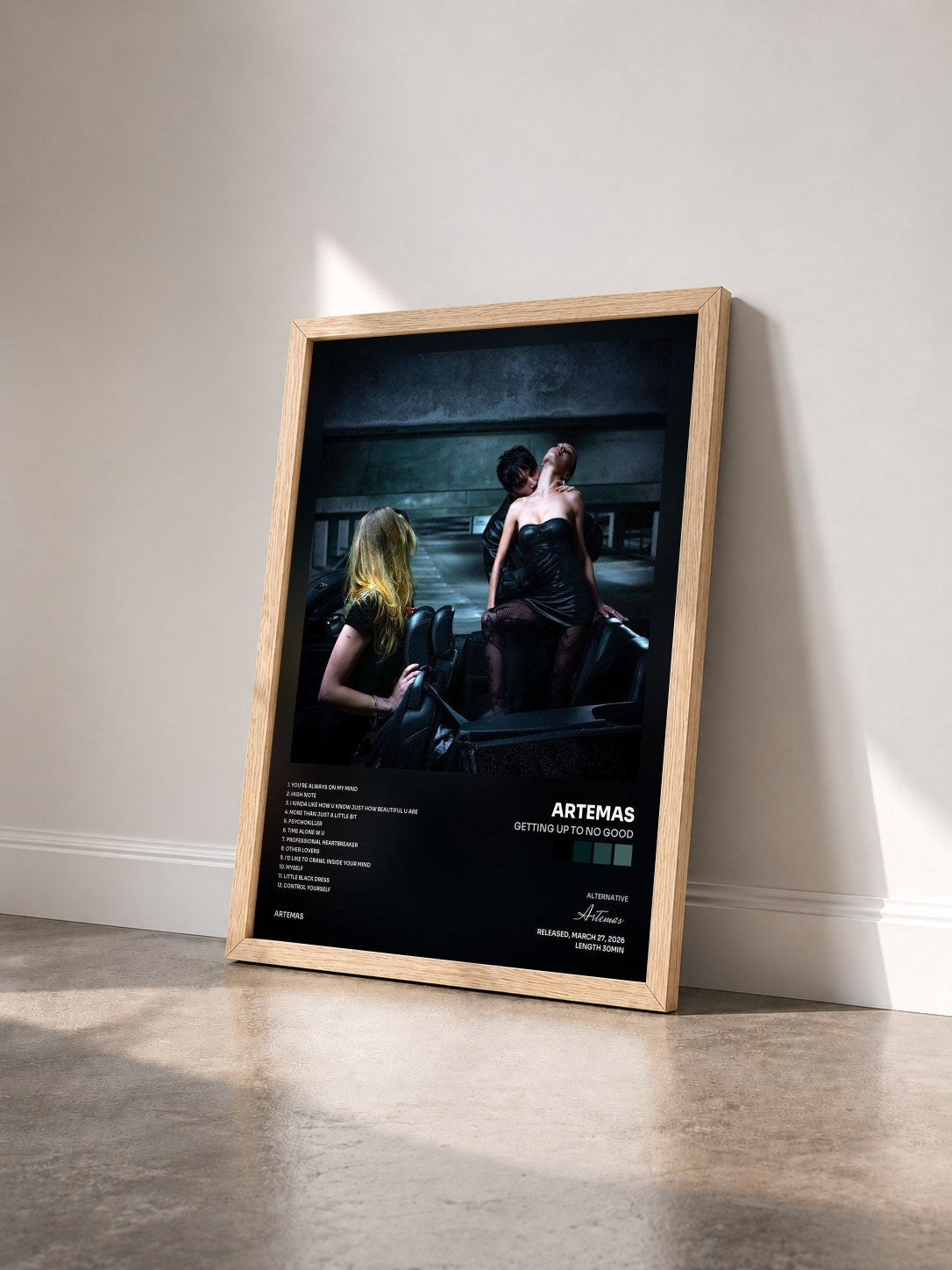 #bois Tableau de l'album getting up to no good de Artemas vu de trois quarts, cadre en bois brut