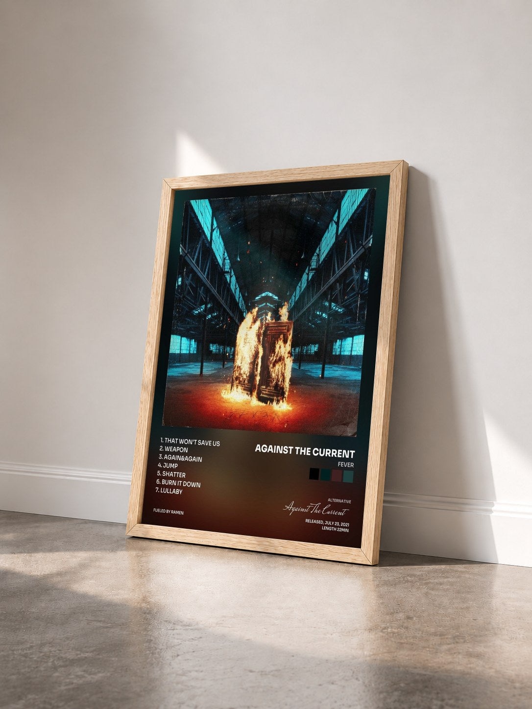 #bois Tableau de l'album fever de Against The Current vu de trois quarts, cadre en bois brut
