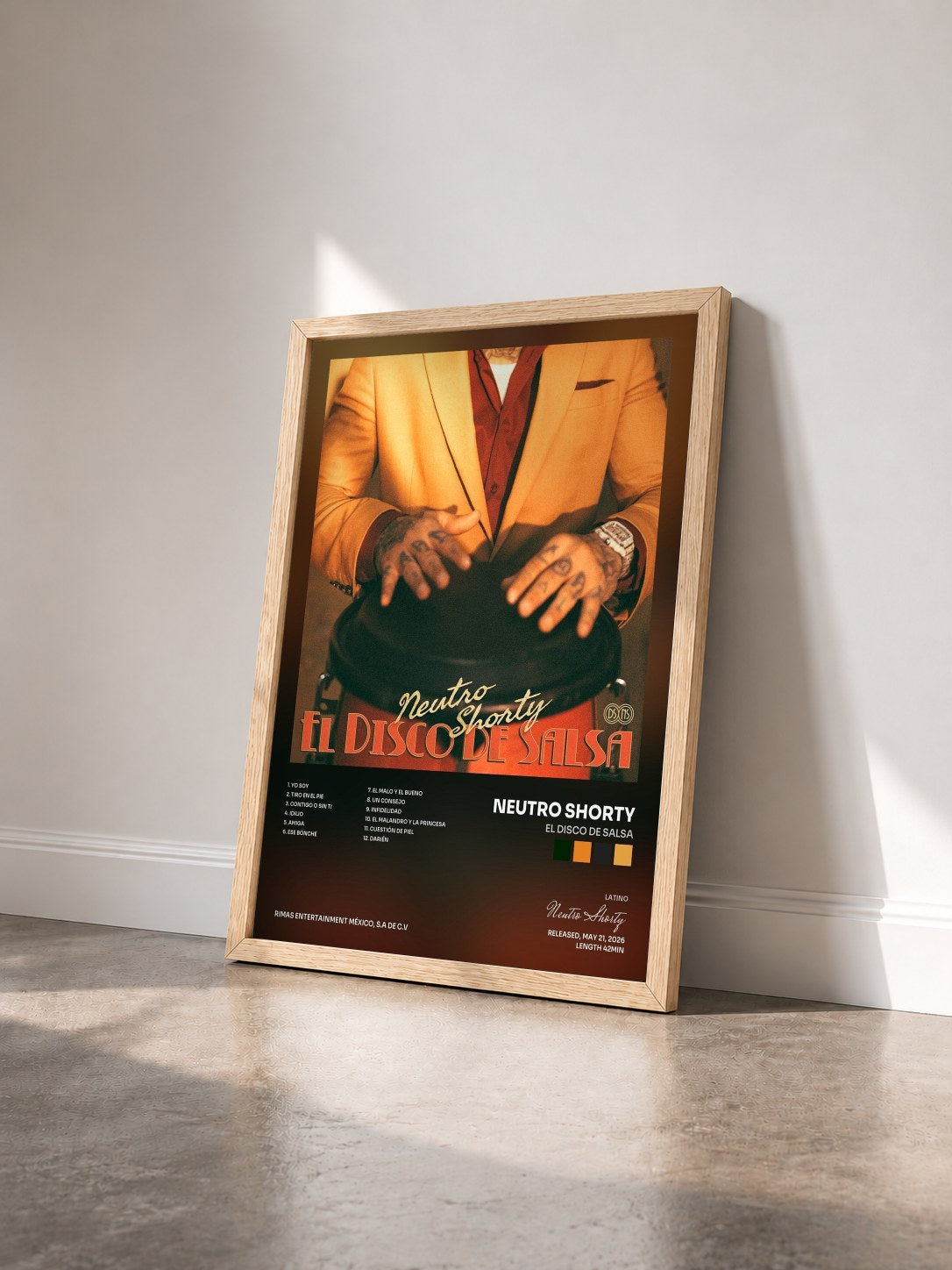 #bois Tableau de l'album El Disco de Salsa de Neutro Shorty vu de trois quarts, cadre en bois brut