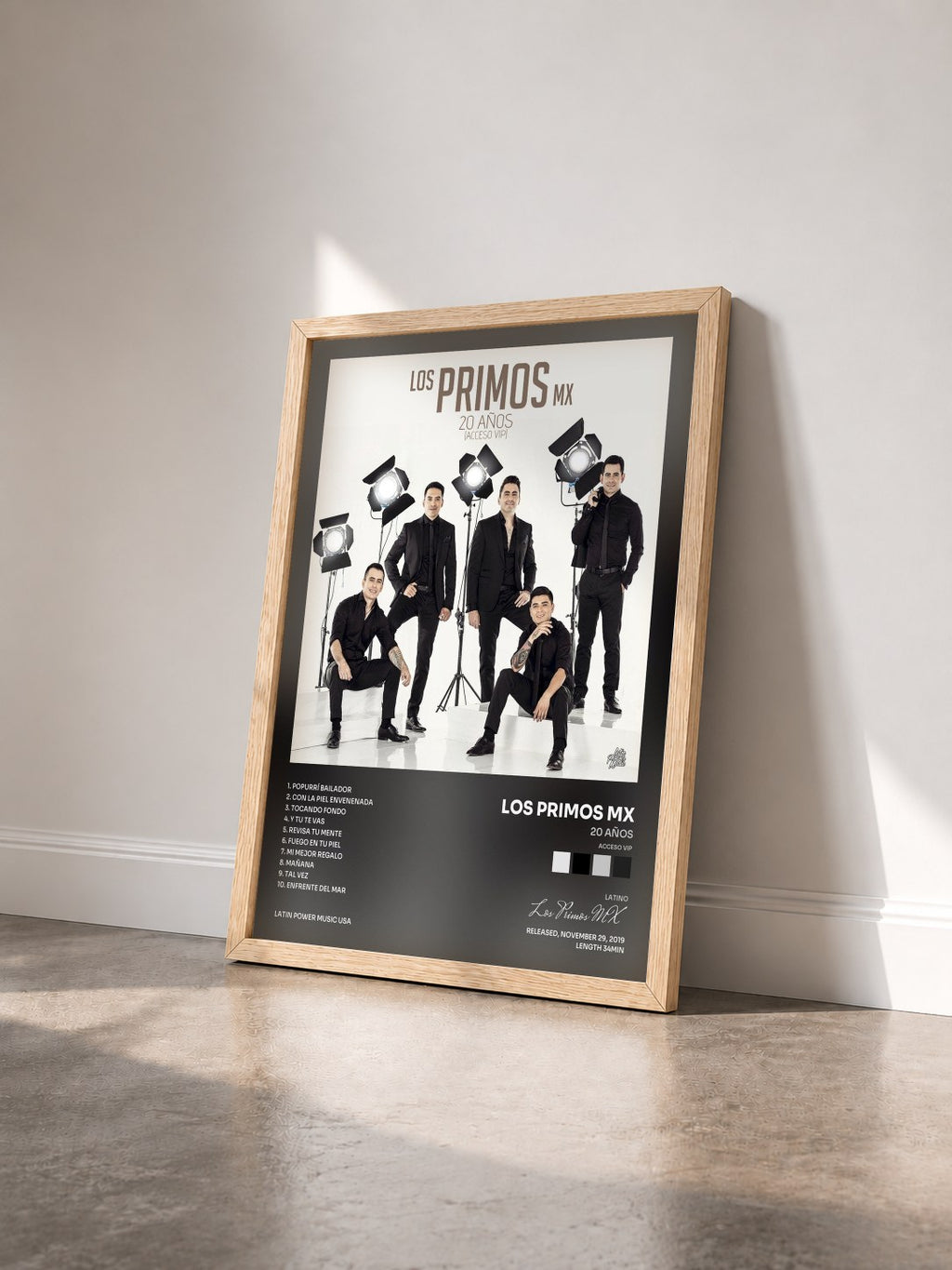 #bois Tableau de l'album 20 Años (Acceso VIP) de Los Primos MX vu de trois quarts, cadre en bois brut
