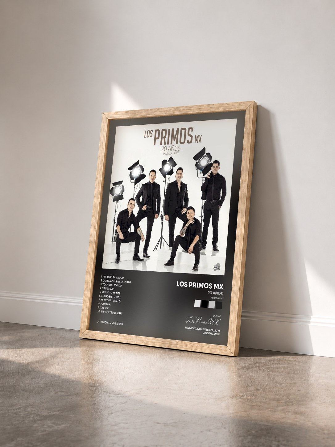 #bois Tableau de l'album 20 Años (Acceso VIP) de Los Primos MX vu de trois quarts, cadre en bois brut