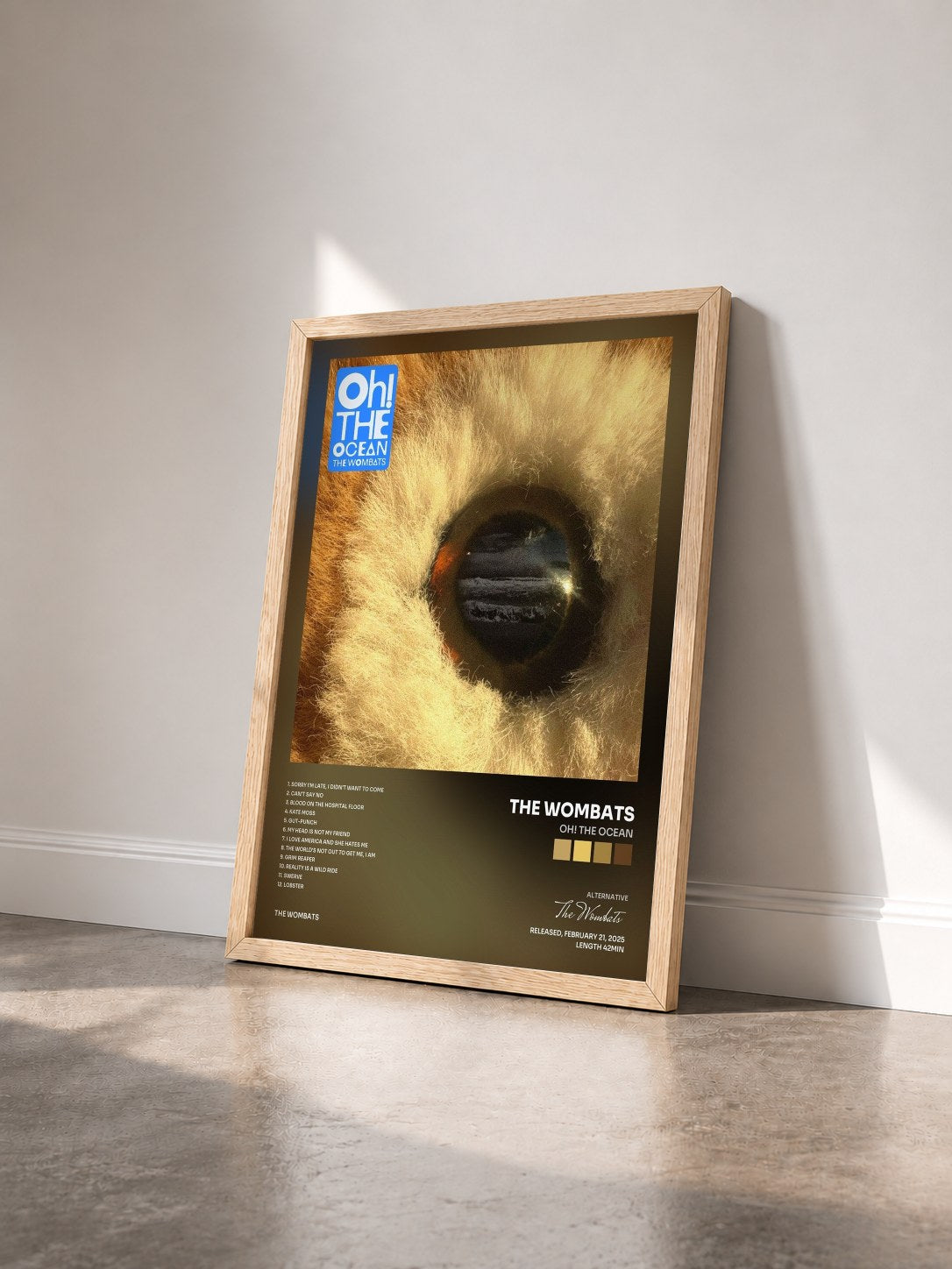 #bois Tableau de l'album Oh! The Ocean de The Wombats vu de trois quarts, cadre en bois brut