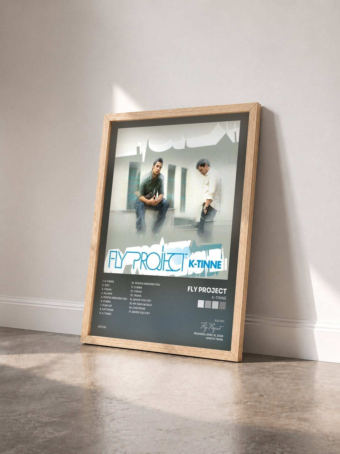 #bois Tableau de l'album K-Tinne de Fly Project vu de trois quarts, cadre en bois brut