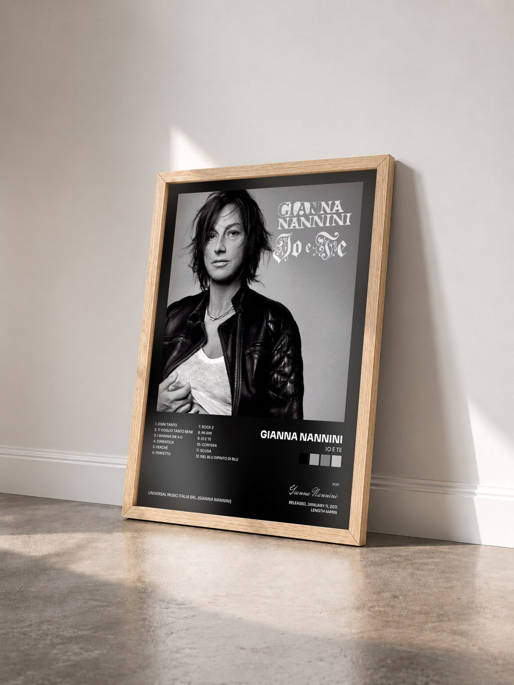 #bois Tableau de l'album Io E Te de Gianna Nannini vu de trois quarts, cadre en bois brut