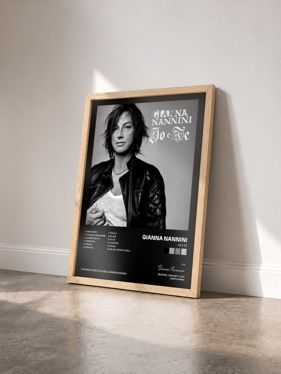 #bois Tableau de l'album Io E Te de Gianna Nannini vu de trois quarts, cadre en bois brut