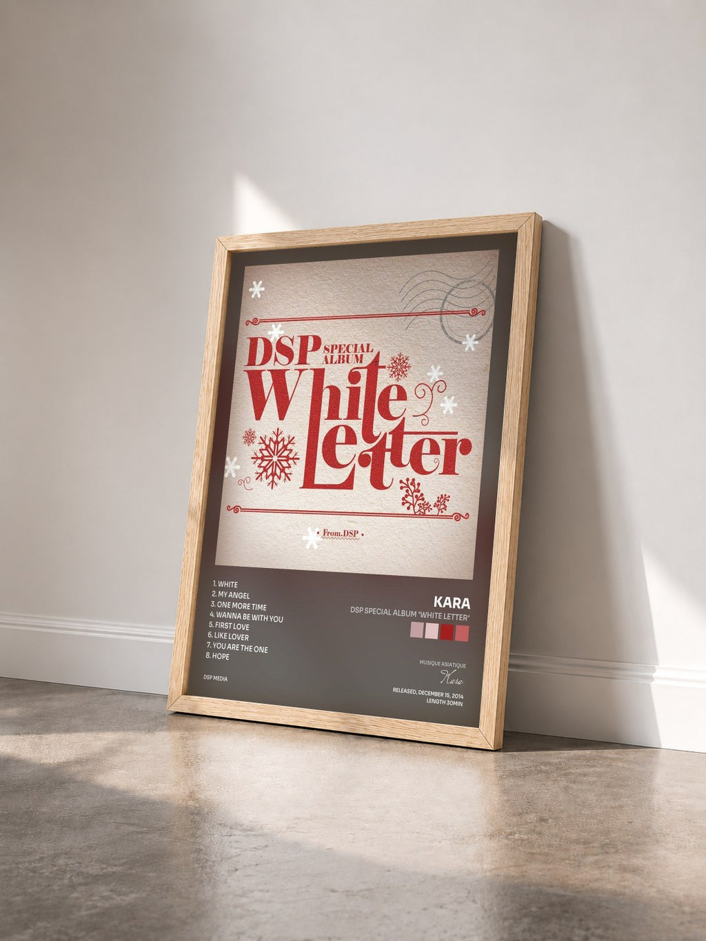 #bois Tableau de l'album DSP Special Album 'White Letter' de Kara vu de trois quarts, cadre en bois brut