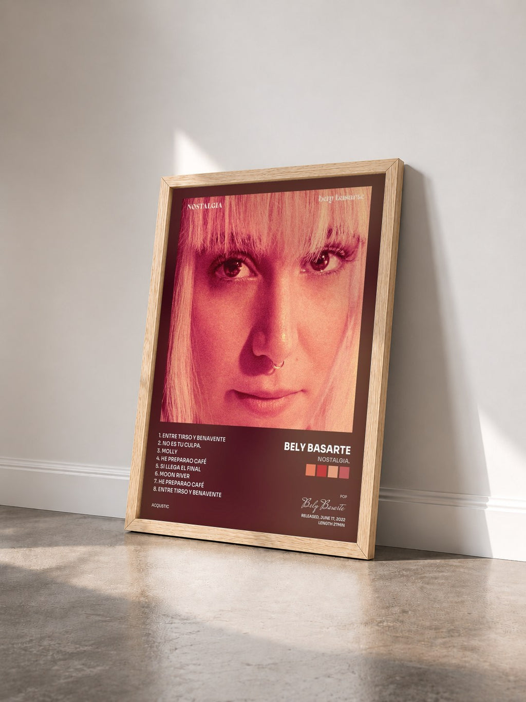 #bois Tableau de l'album nostalgia. de Bely Basarte vu de trois quarts, cadre en bois brut