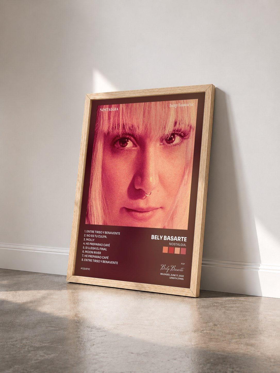 #bois Tableau de l'album nostalgia. de Bely Basarte vu de trois quarts, cadre en bois brut