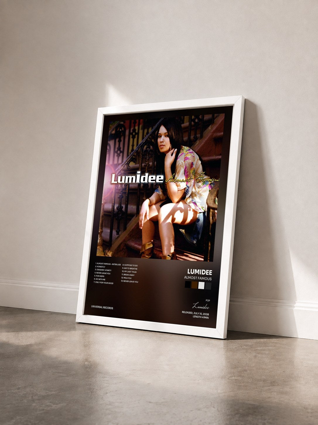 #blanc Tableau de l'album Almost Famous de Lumidee vu de trois quarts, cadre blanc