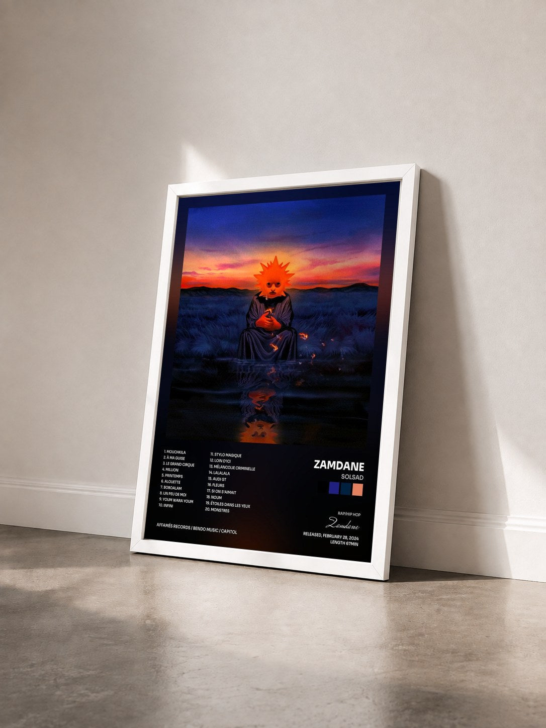 #blanc Tableau de l'album SOLSAD de Zamdane vu de trois quarts, cadre blanc