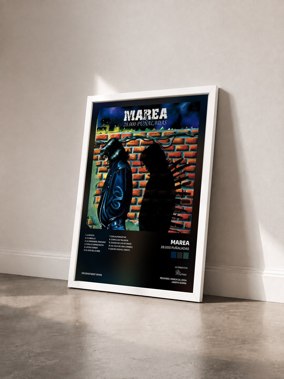 #blanc Tableau de l'album 28.000 puñaladas de Marea vu de trois quarts, cadre blanc