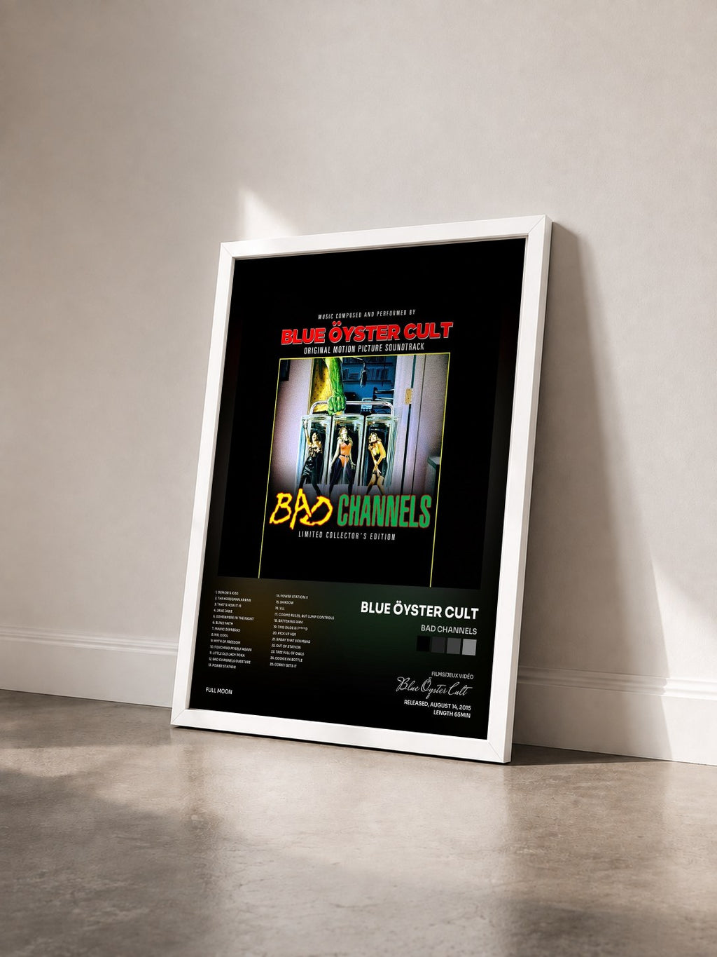#blanc Tableau de l'album Bad Channels de Blue Öyster Cult vu de trois quarts, cadre blanc