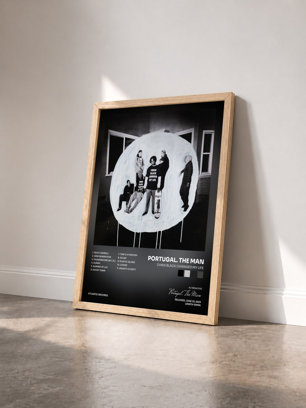 #bois Tableau de l'album Chris Black Changed My Life de Portugal. The Man vu de trois quarts, cadre en bois brut