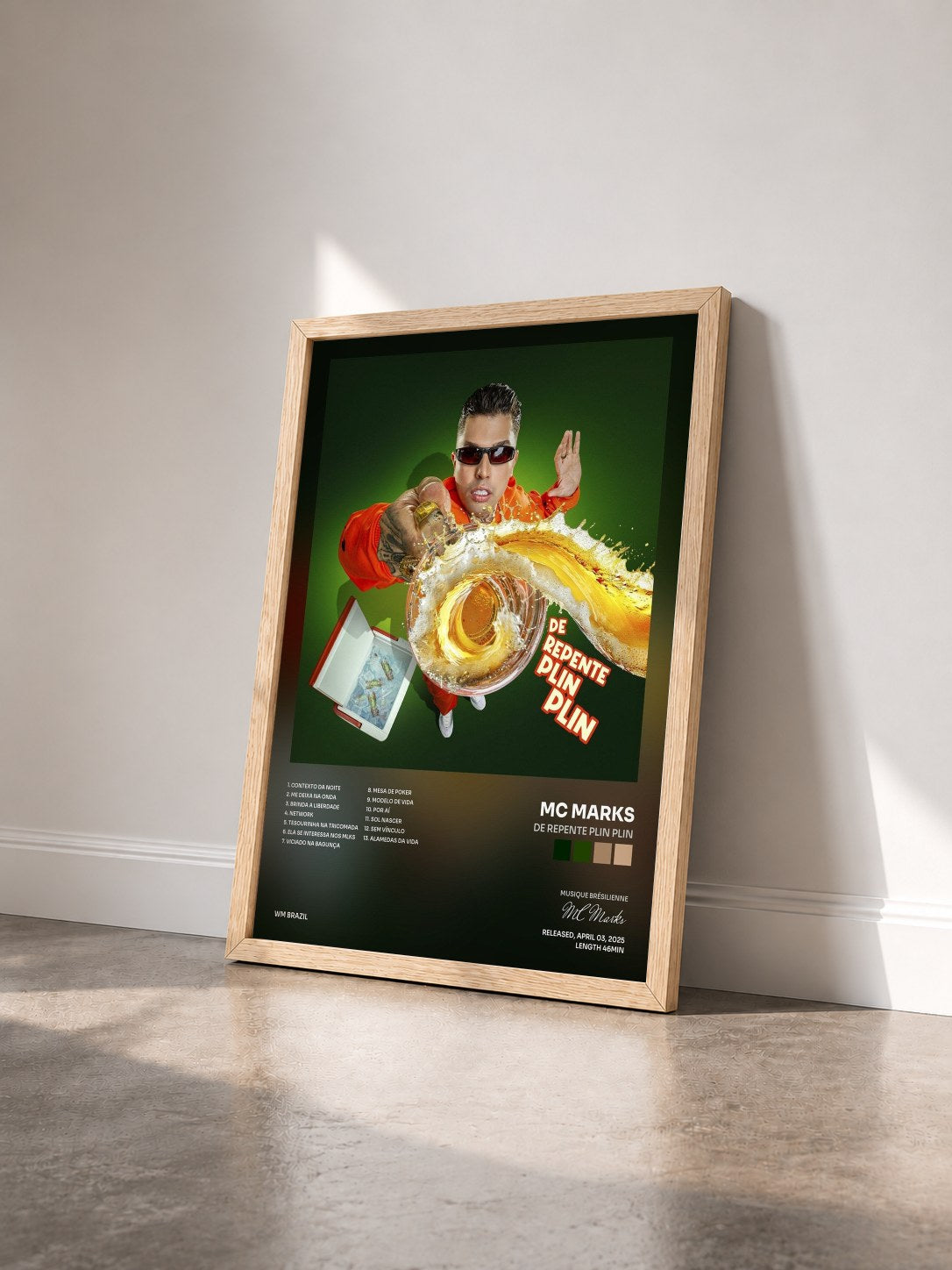 #bois Tableau de l'album De Repente Plin Plin de MC Marks vu de trois quarts, cadre en bois brut
