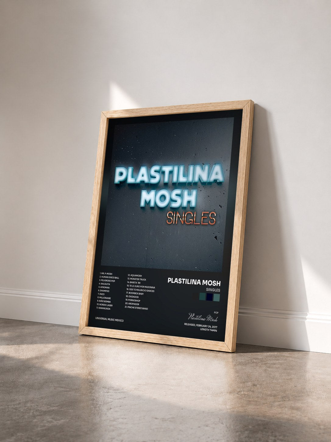 #bois Tableau de l'album Singles de Plastilina Mosh vu de trois quarts, cadre en bois brut