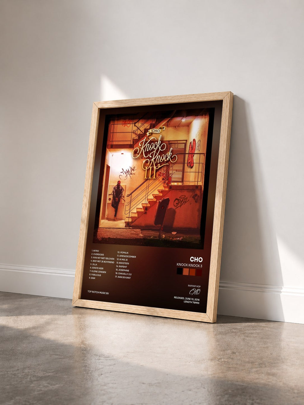 #bois Tableau de l'album Knock Knock 3 de CHO vu de trois quarts, cadre en bois brut