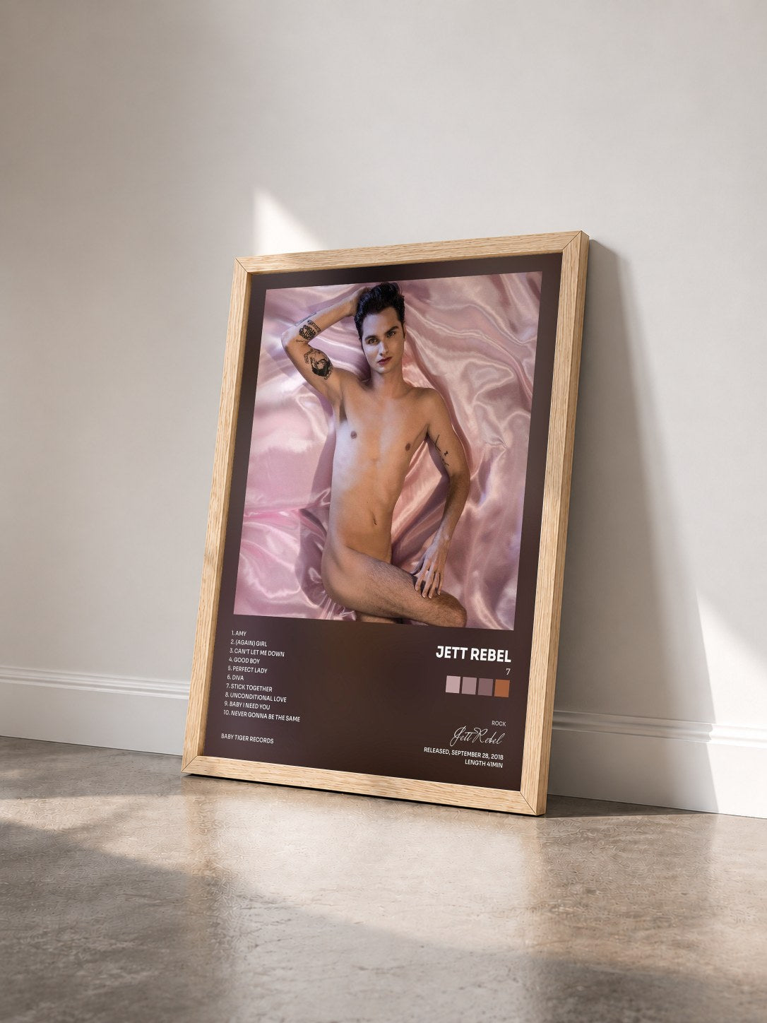 #bois Tableau de l'album 7 de Jett Rebel vu de trois quarts, cadre en bois brut
