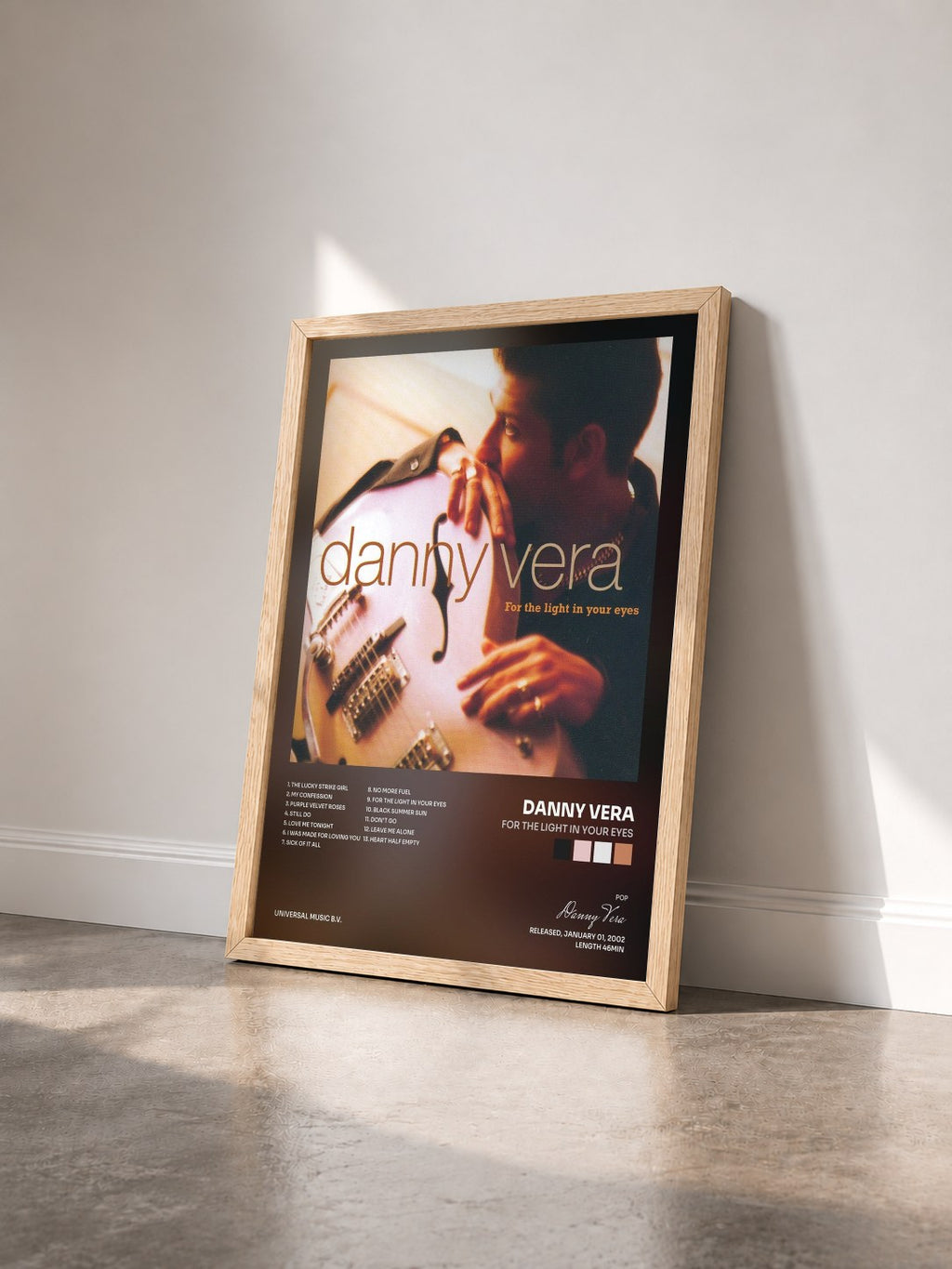 #bois Tableau de l'album For The Light In Your Eyes de Danny Vera vu de trois quarts, cadre en bois brut