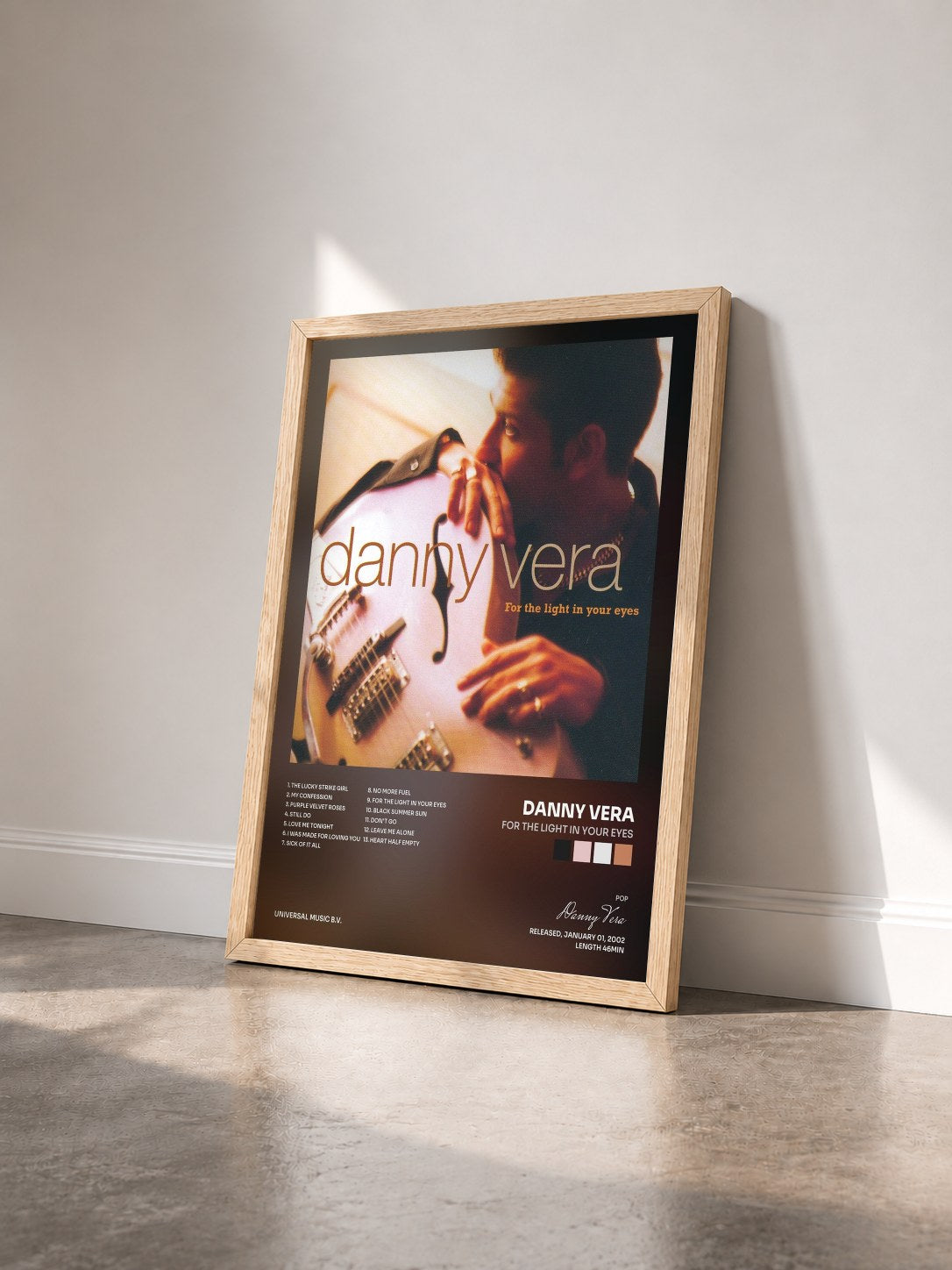 #bois Tableau de l'album For The Light In Your Eyes de Danny Vera vu de trois quarts, cadre en bois brut