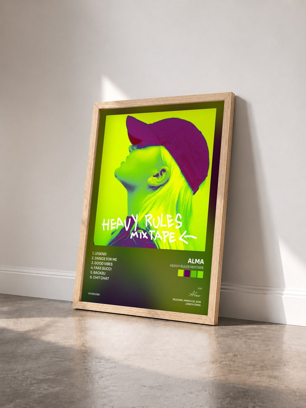 #bois Tableau de l'album Heavy Rules Mixtape de Alma vu de trois quarts, cadre en bois brut