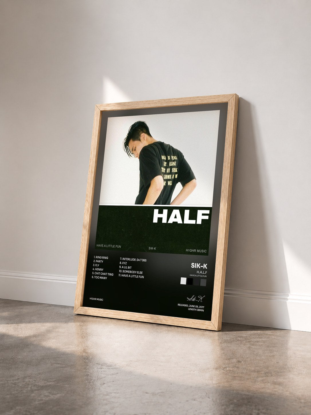 #bois Tableau de l'album H.A.L.F (Have.A.Little.Fun) de Sik-K vu de trois quarts, cadre en bois brut