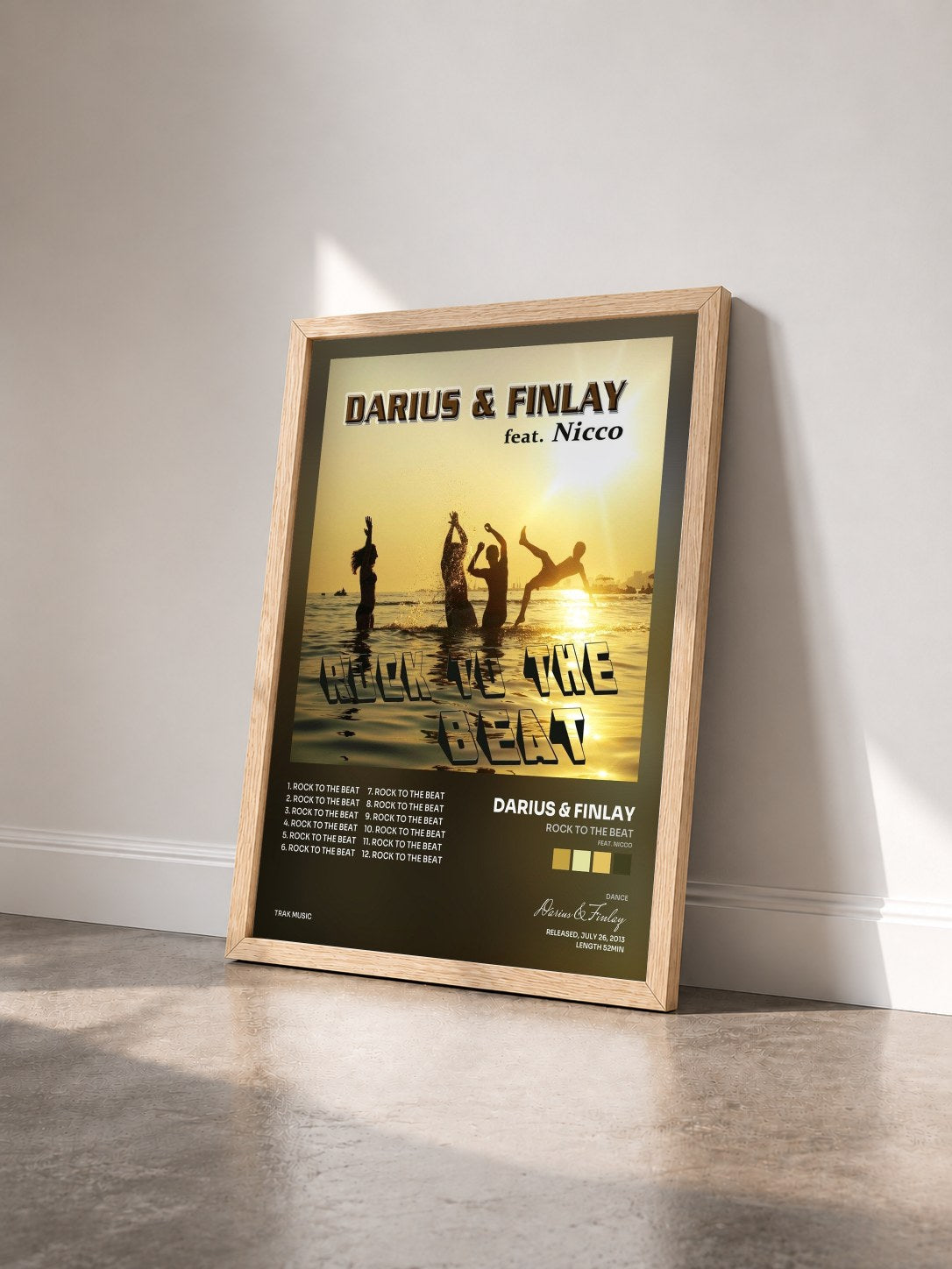 #bois Tableau de l'album Rock to the Beat (feat. Nicco) de Darius & Finlay vu de trois quarts, cadre en bois brut