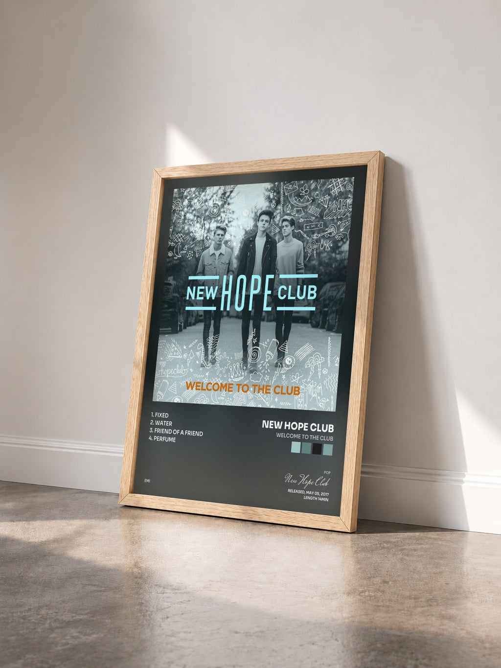 #bois Tableau de l'album Welcome To The Club de New Hope Club vu de trois quarts, cadre en bois brut