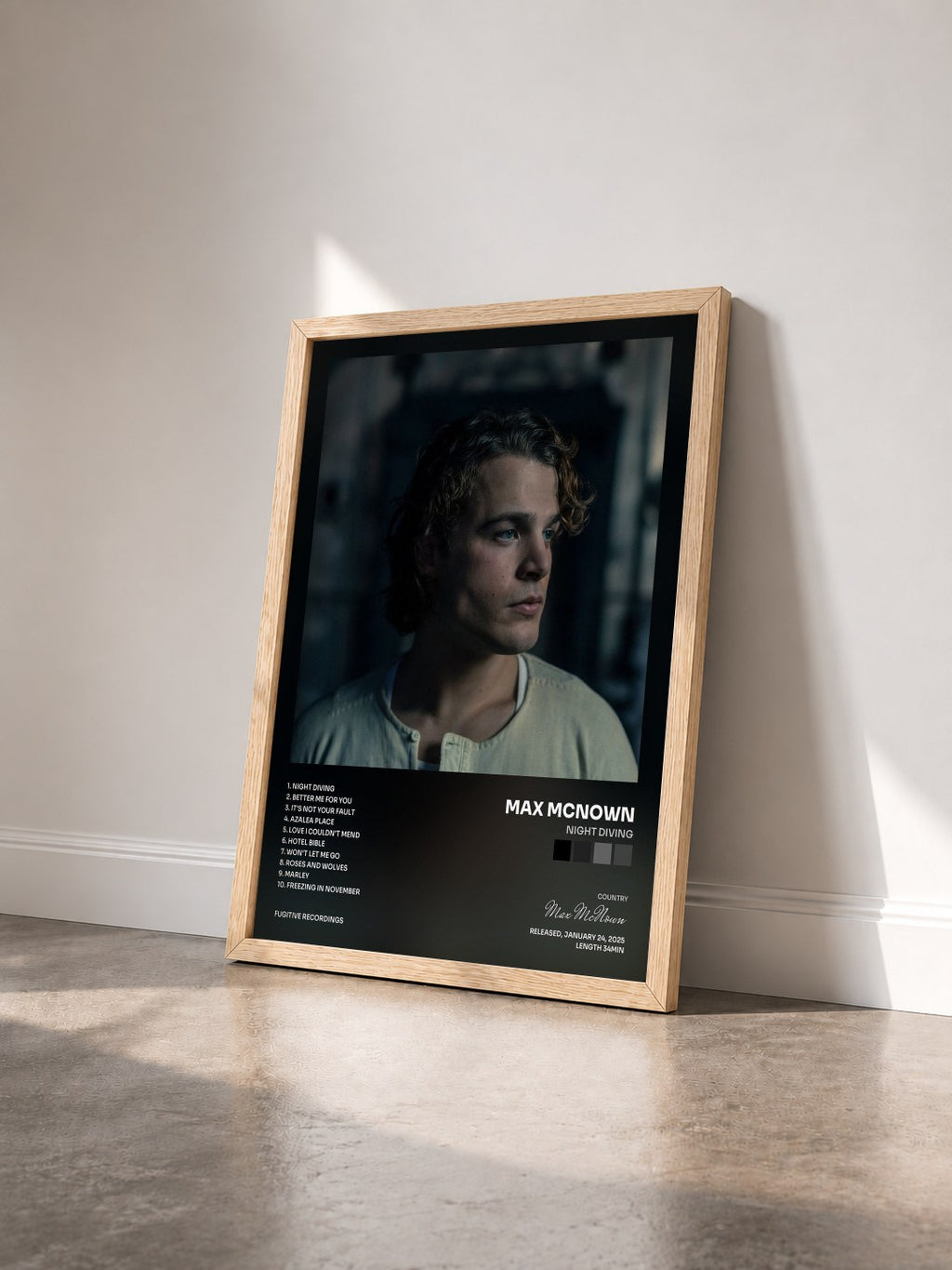 #bois Tableau de l'album Night Diving de Max McNown vu de trois quarts, cadre en bois brut