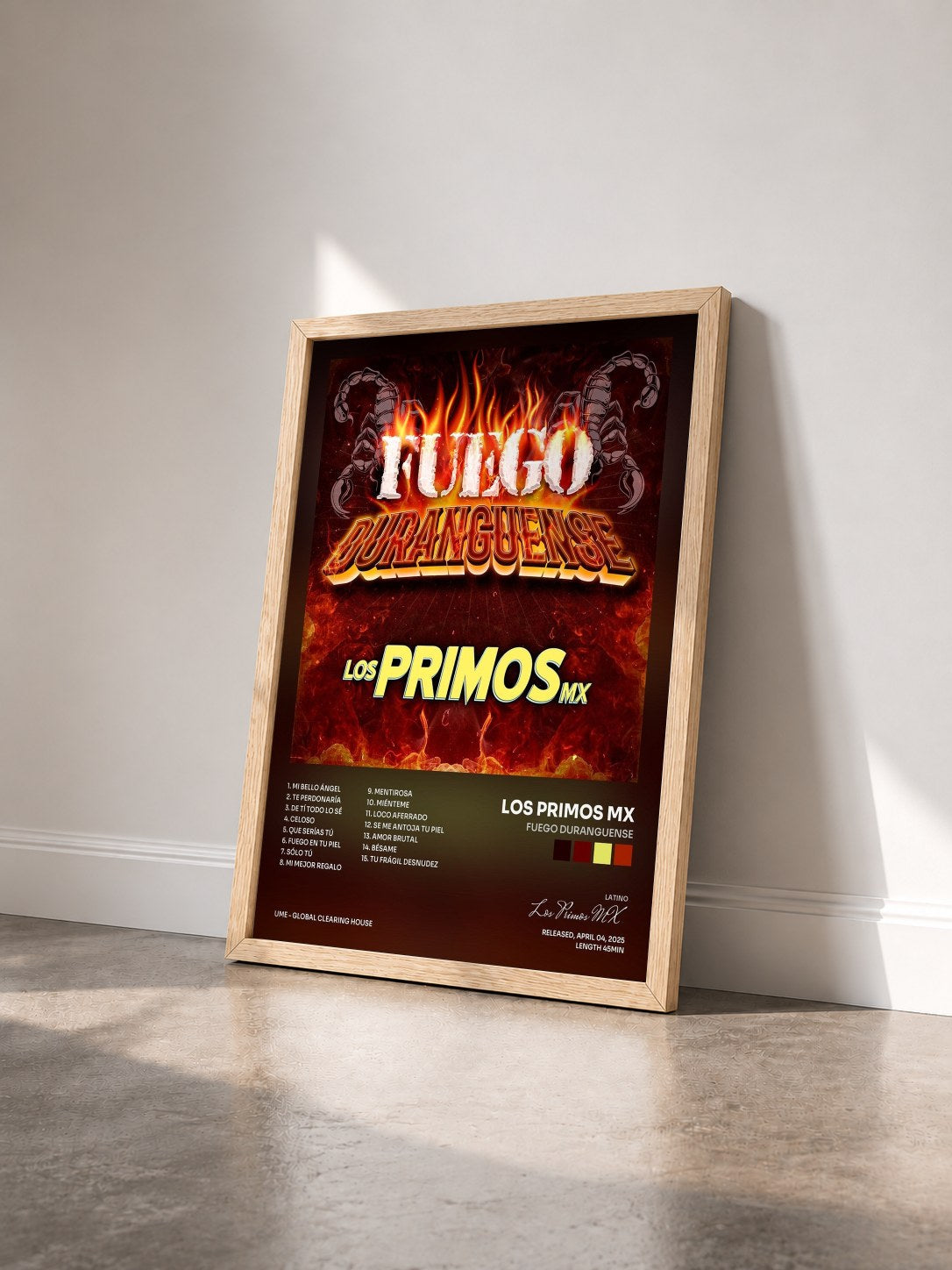 #bois Tableau de l'album Fuego Duranguense de Los Primos MX vu de trois quarts, cadre en bois brut