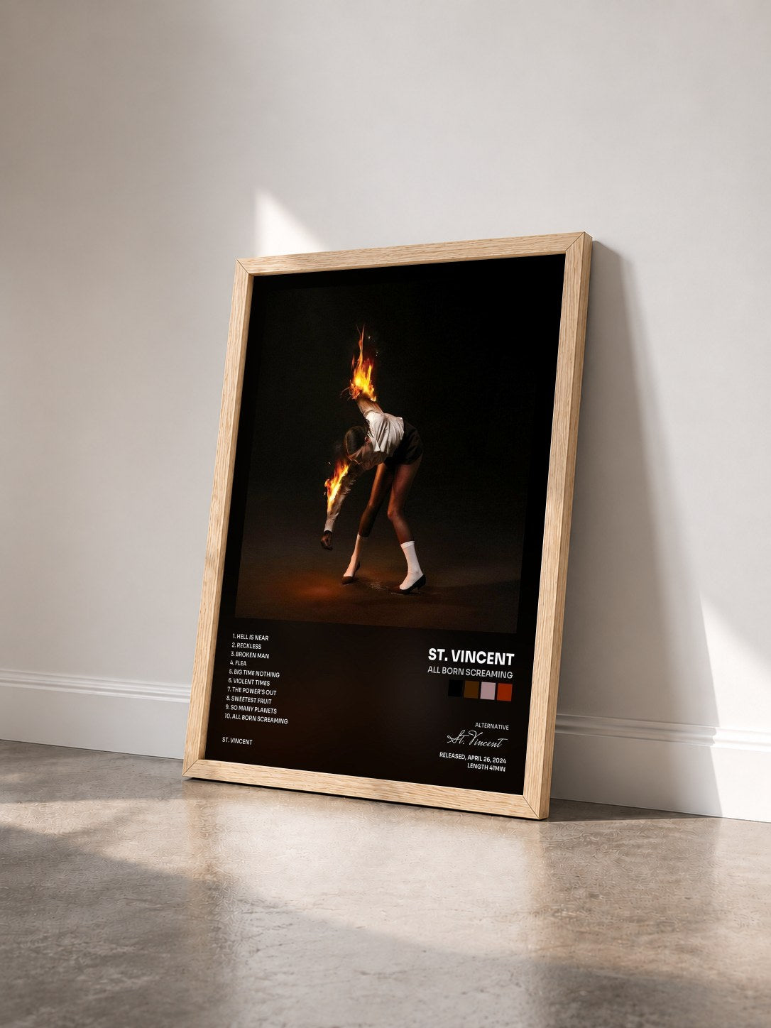#bois Tableau de l'album All Born Screaming de St. Vincent vu de trois quarts, cadre en bois brut
