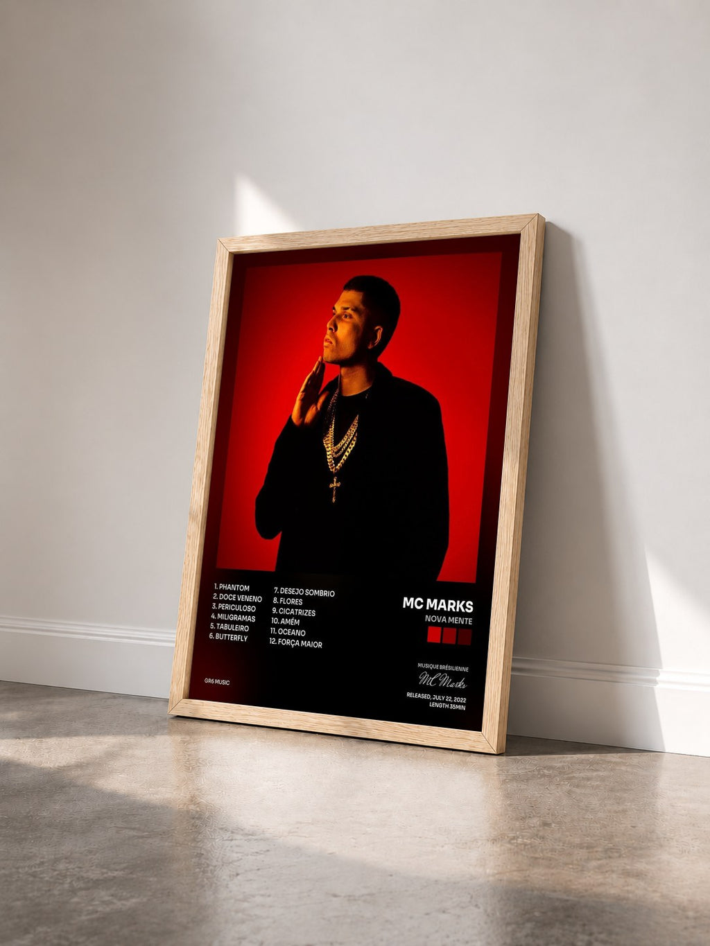 #bois Tableau de l'album Nova Mente de MC Marks vu de trois quarts, cadre en bois brut