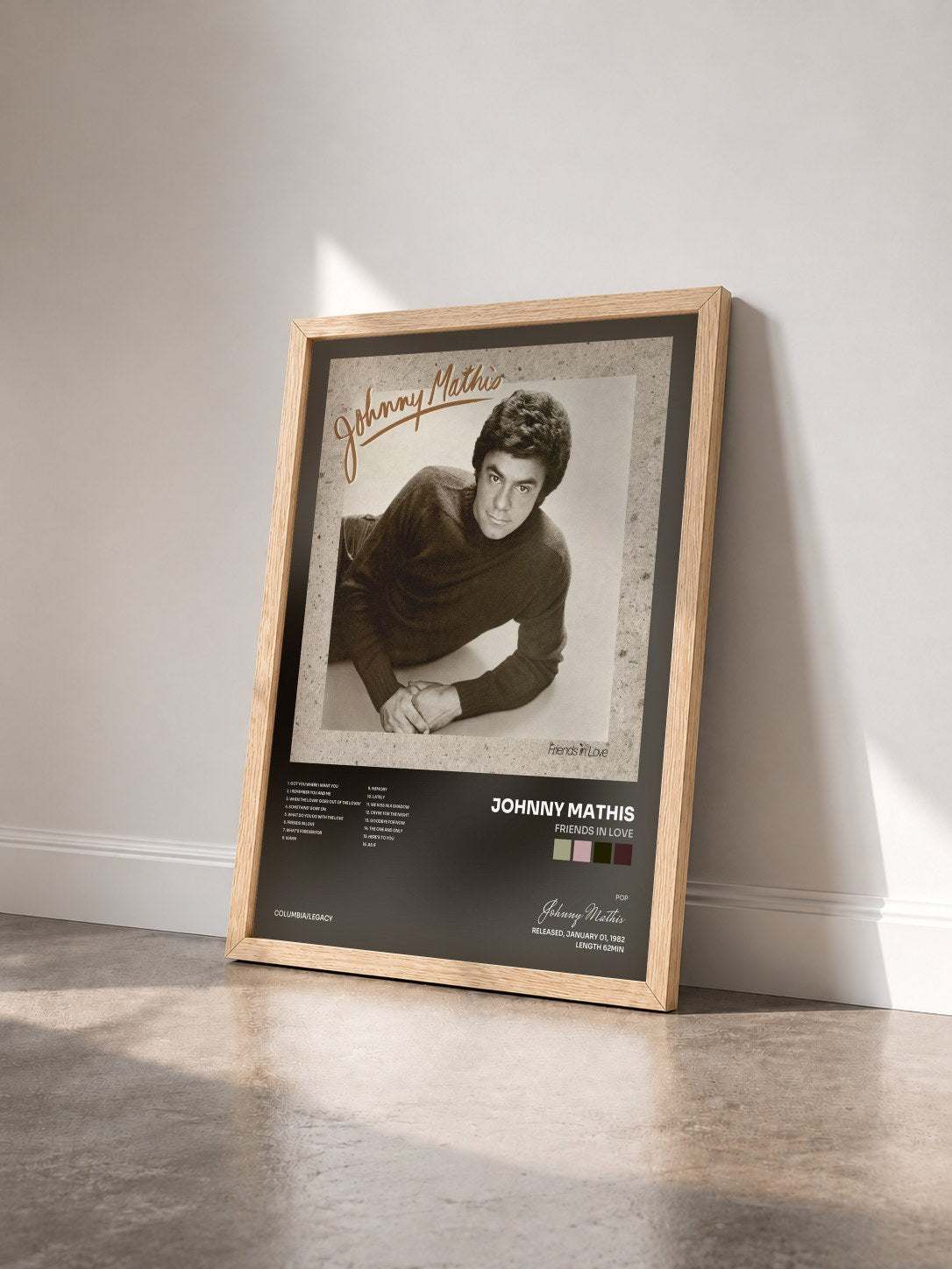 #bois Tableau de l'album Friends In Love de Johnny Mathis vu de trois quarts, cadre en bois brut