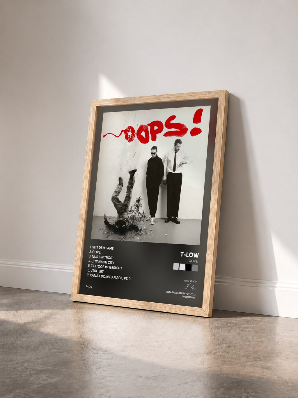 #bois Tableau de l'album OOPS! de T-low vu de trois quarts, cadre en bois brut