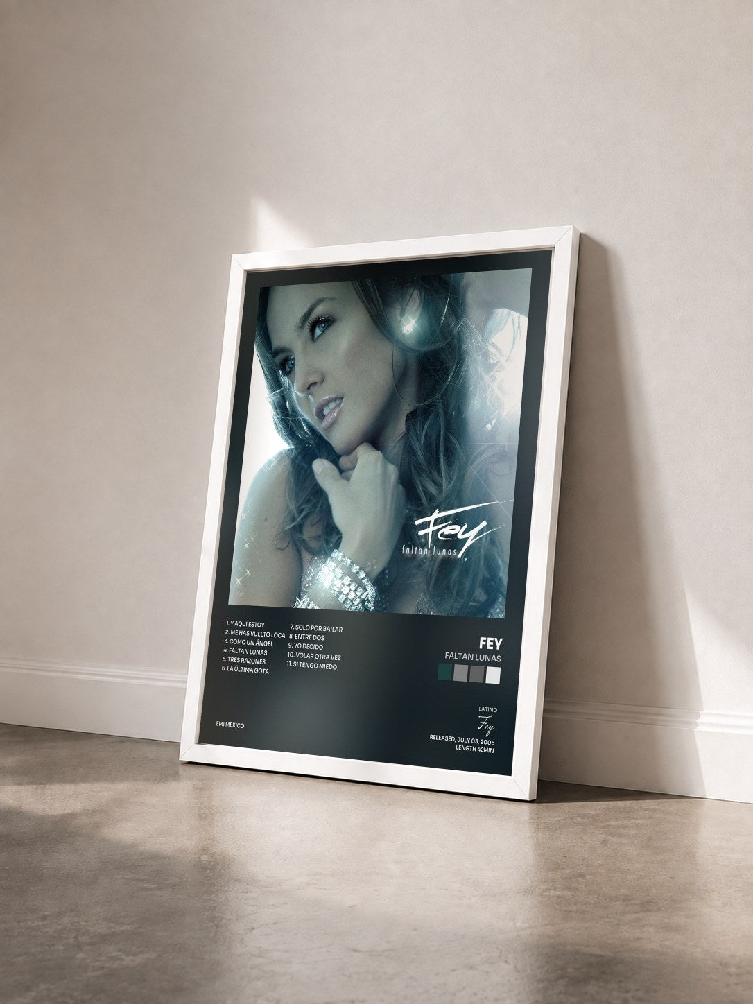 #blanc Tableau de l'album Faltan Lunas de Fey vu de trois quarts, cadre blanc