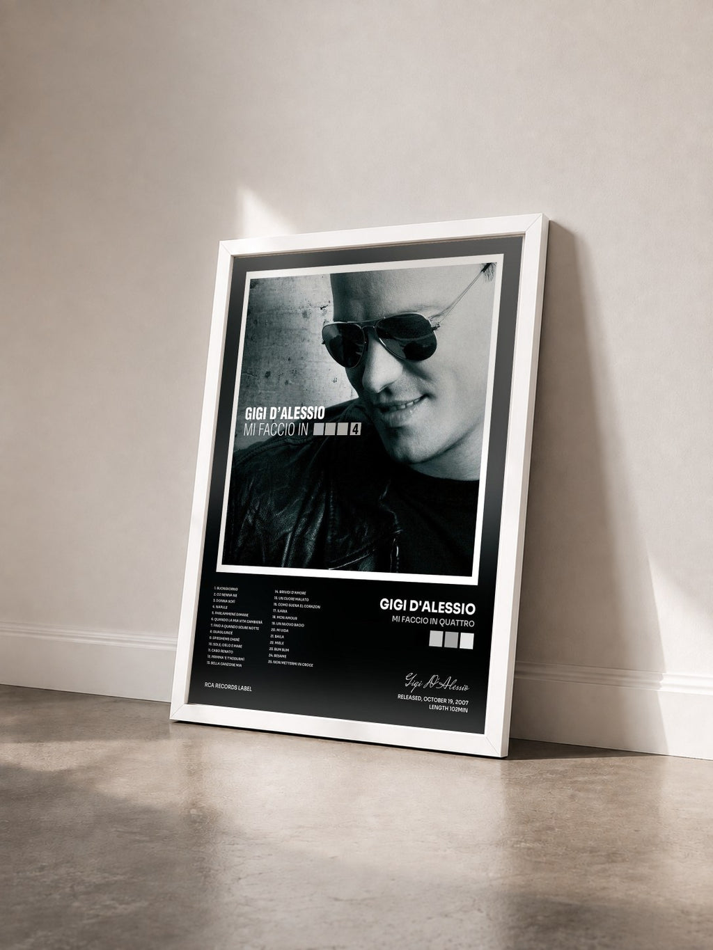 #blanc Tableau de l'album Mi faccio in quattro de Gigi D'Alessio vu de trois quarts, cadre blanc