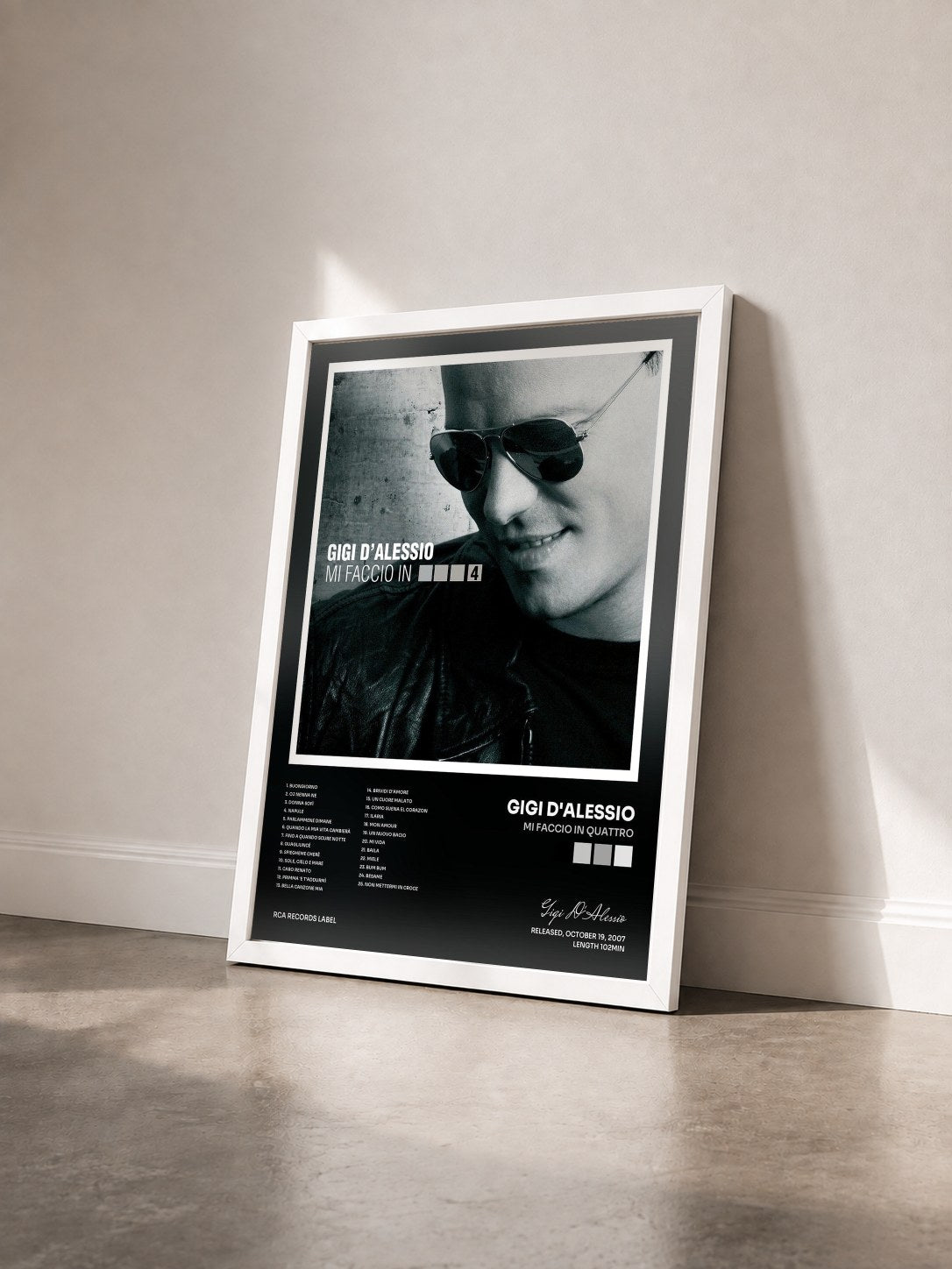#blanc Tableau de l'album Mi faccio in quattro de Gigi D'Alessio vu de trois quarts, cadre blanc
