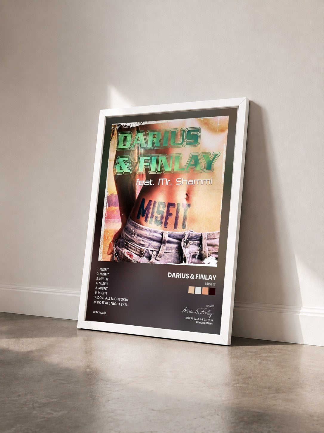 #blanc Tableau de l'album Misfit de Darius & Finlay vu de trois quarts, cadre blanc