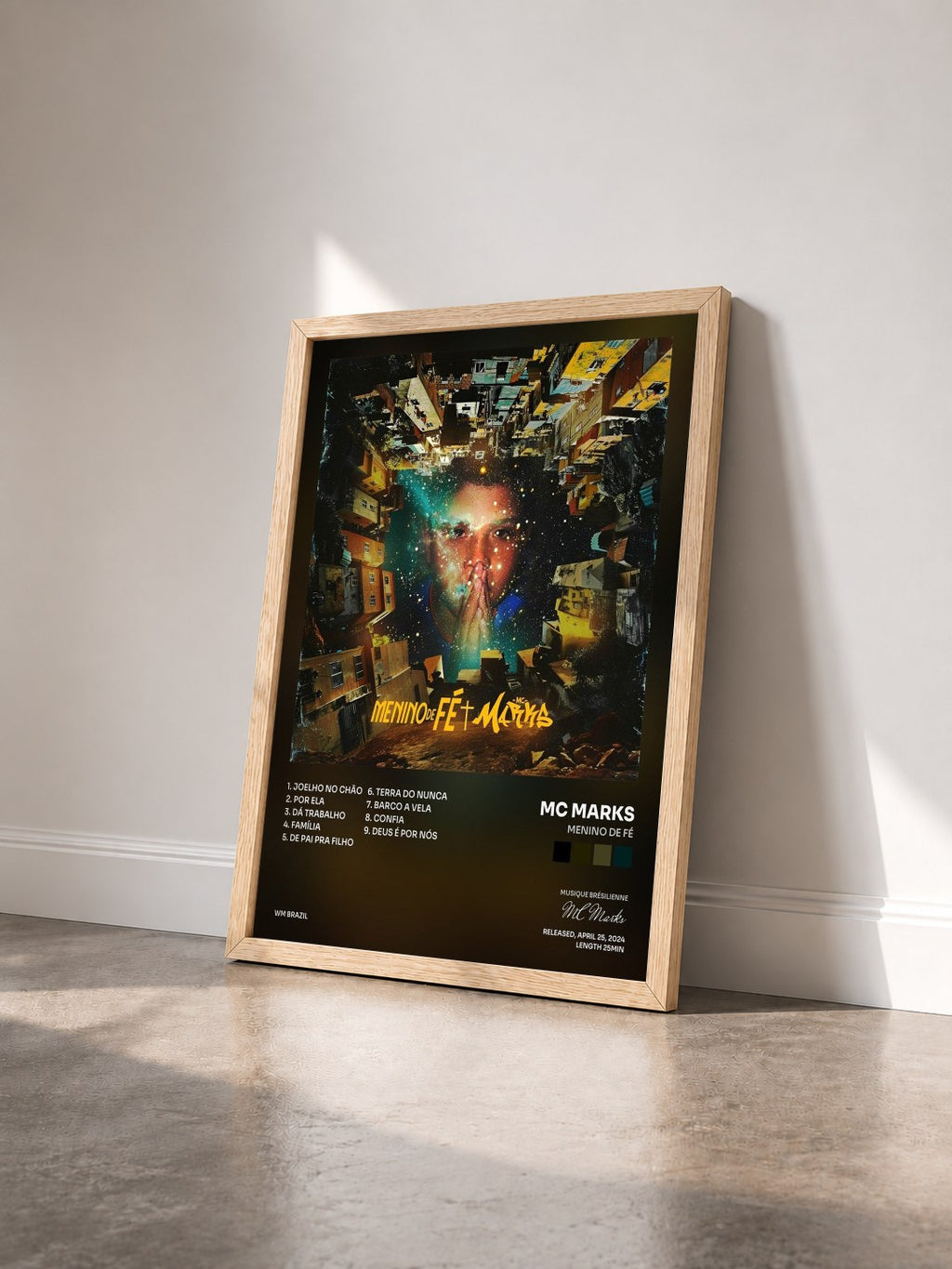 #bois Tableau de l'album Menino de Fé de MC Marks vu de trois quarts, cadre en bois brut