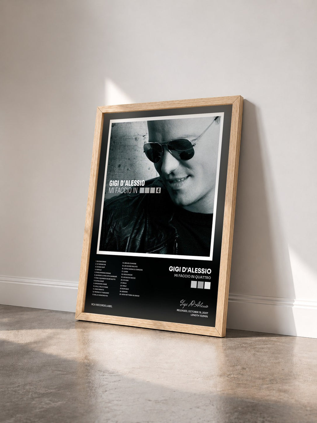 #bois Tableau de l'album Mi faccio in quattro de Gigi D'Alessio vu de trois quarts, cadre en bois brut