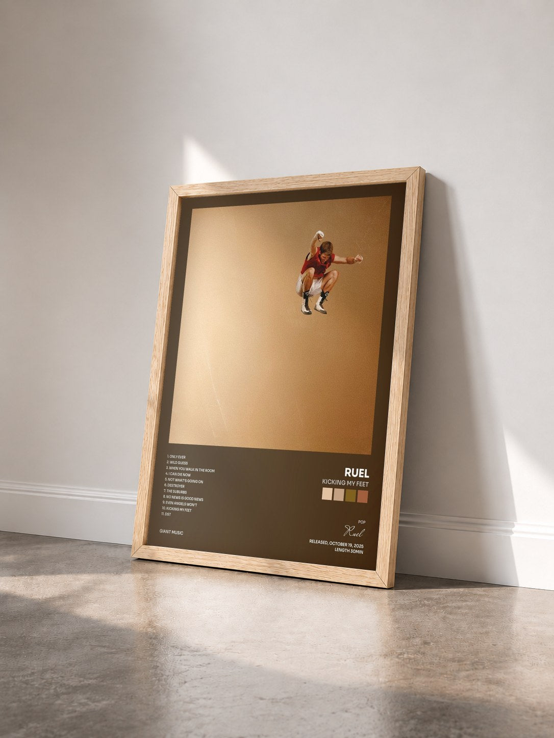 #bois Tableau de l'album Kicking My Feet de Ruel vu de trois quarts, cadre en bois brut