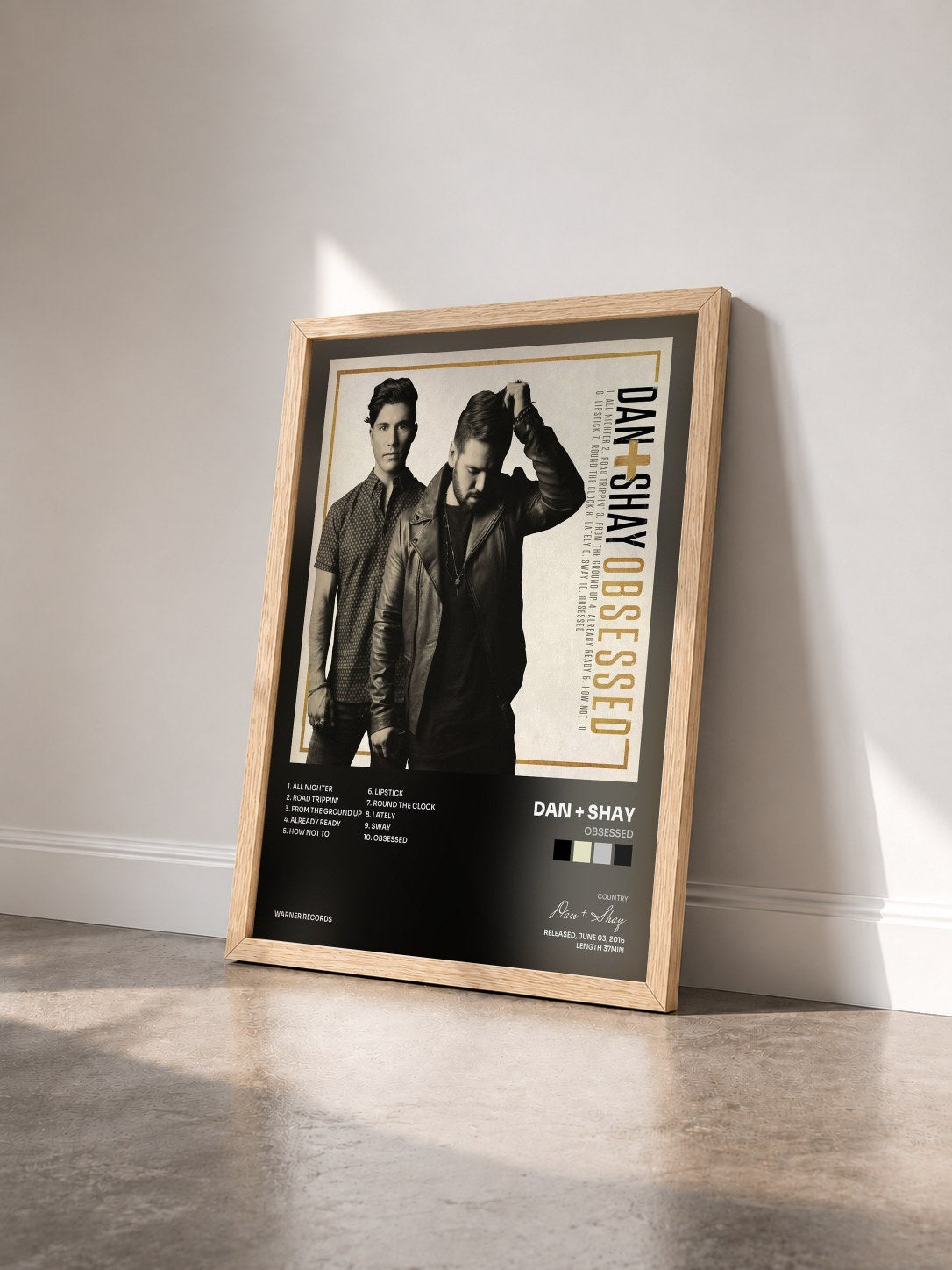 #bois Tableau de l'album Obsessed de Dan + Shay vu de trois quarts, cadre en bois brut