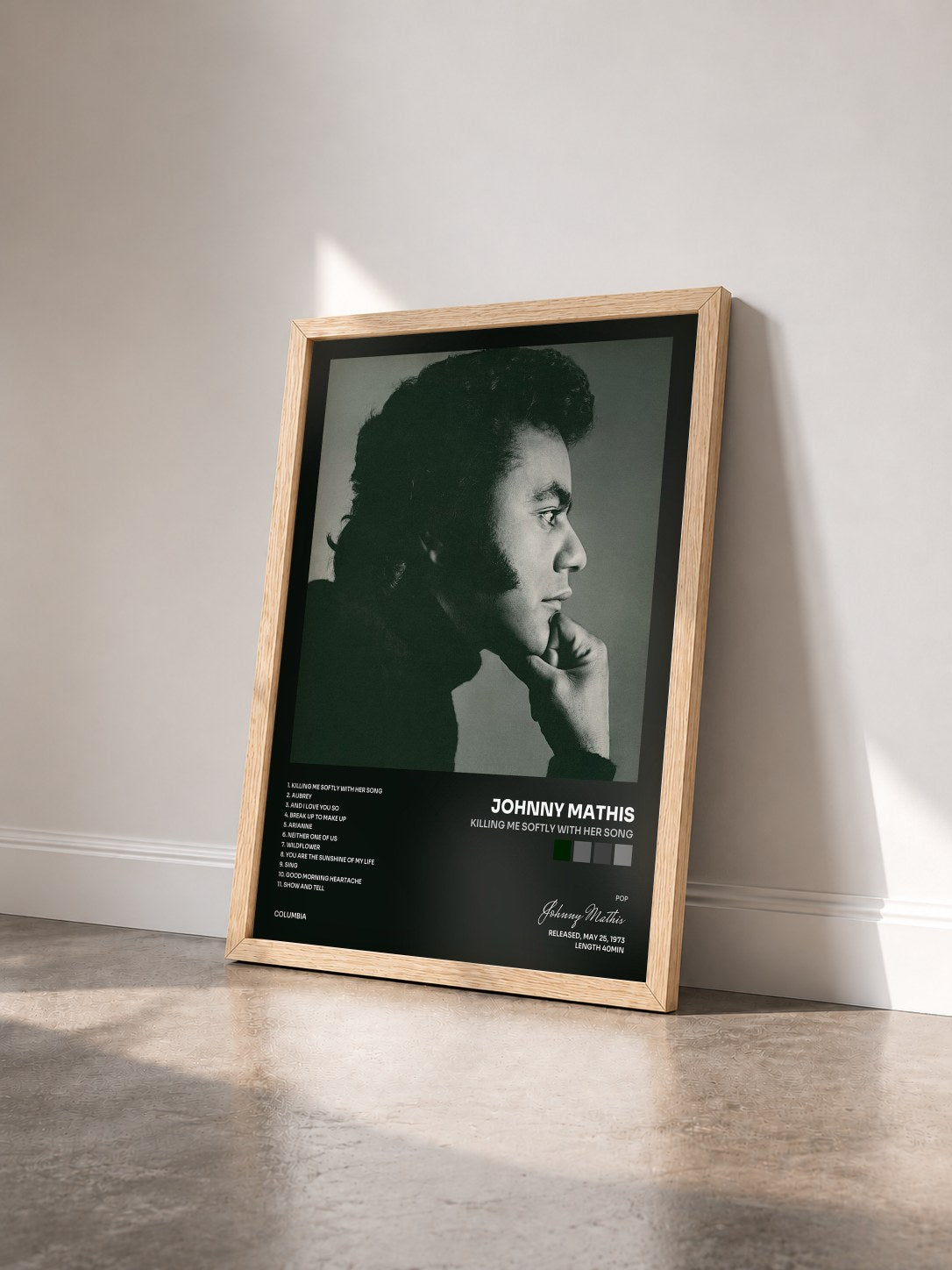 #bois Tableau de l'album Killing Me Softly with Her Song de Johnny Mathis vu de trois quarts, cadre en bois brut