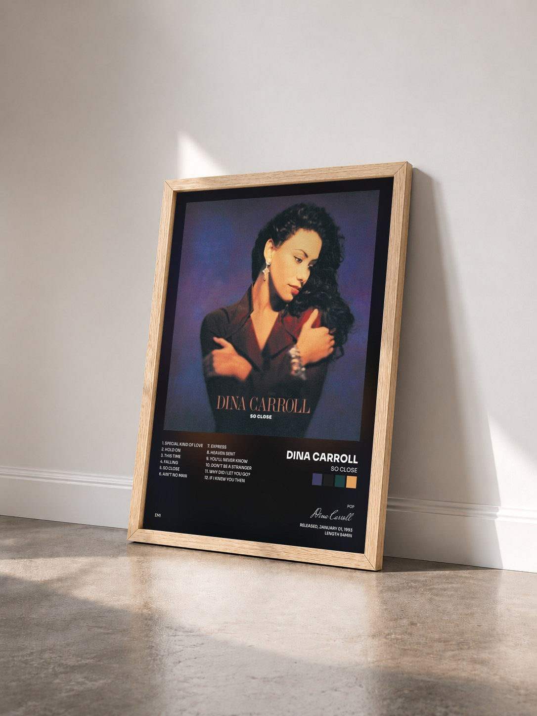 #bois Tableau de l'album So Close de Dina Carroll vu de trois quarts, cadre en bois brut
